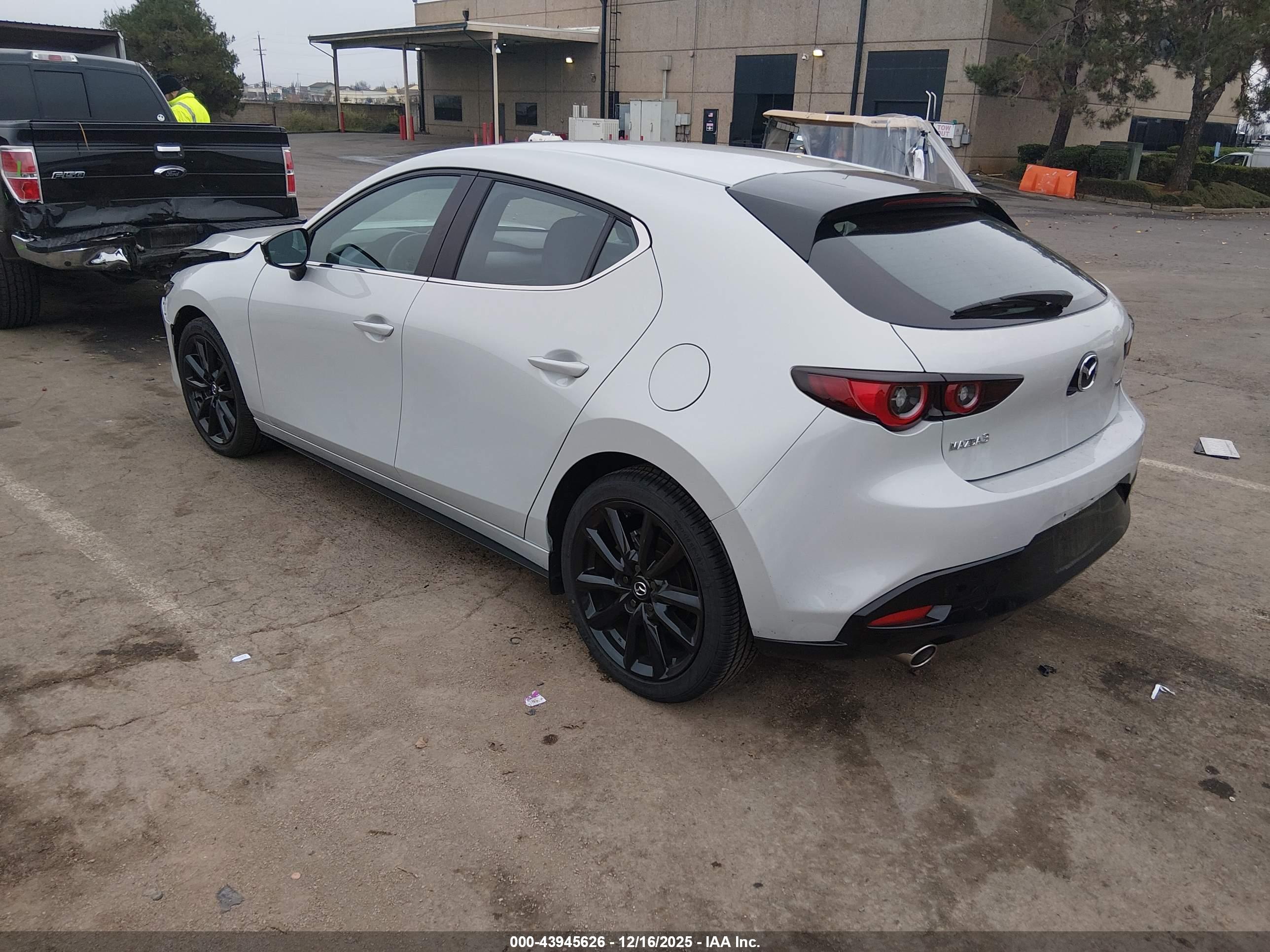 MAZDA MAZDA3 image 3