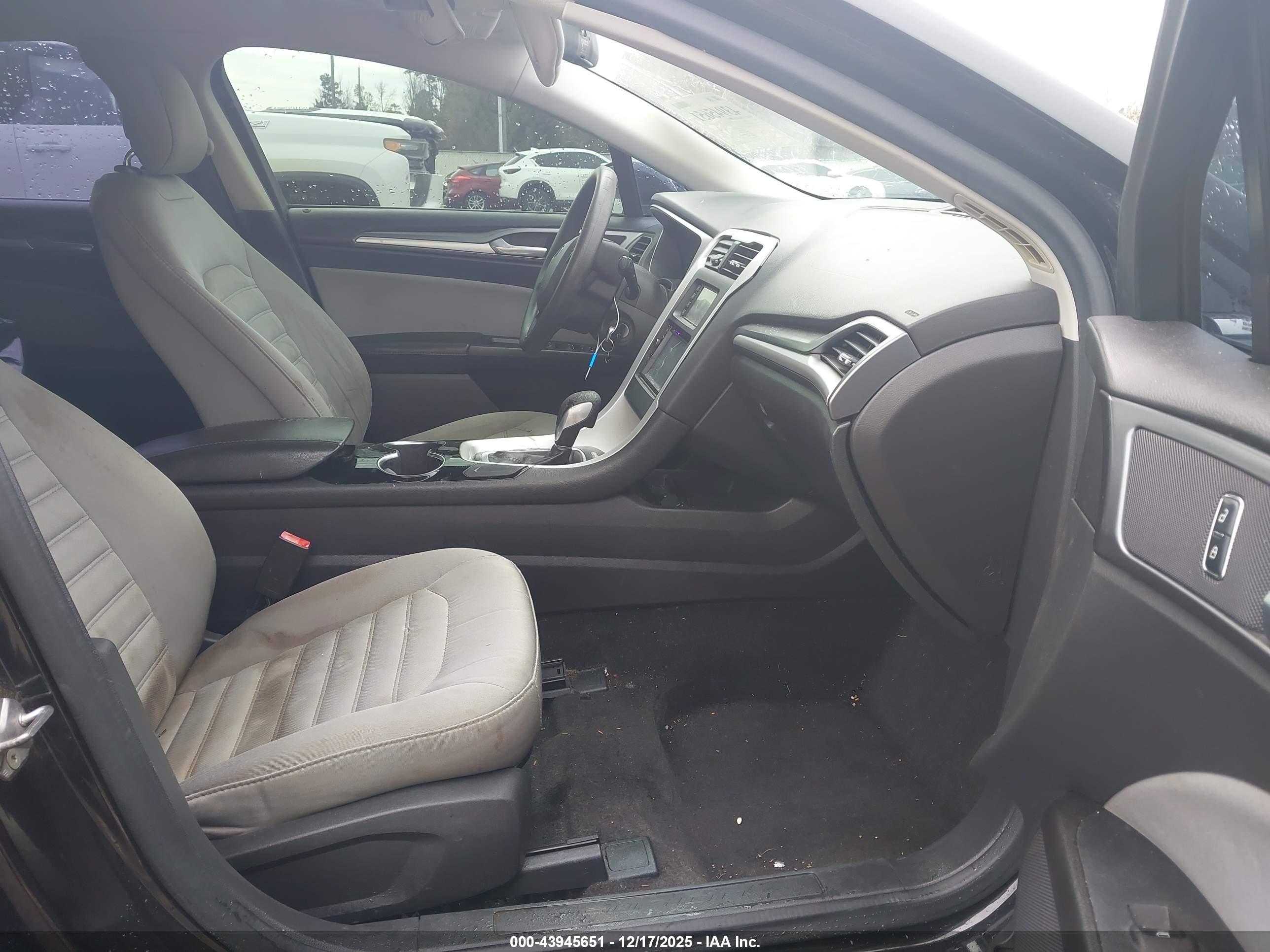 FORD FUSION image 5