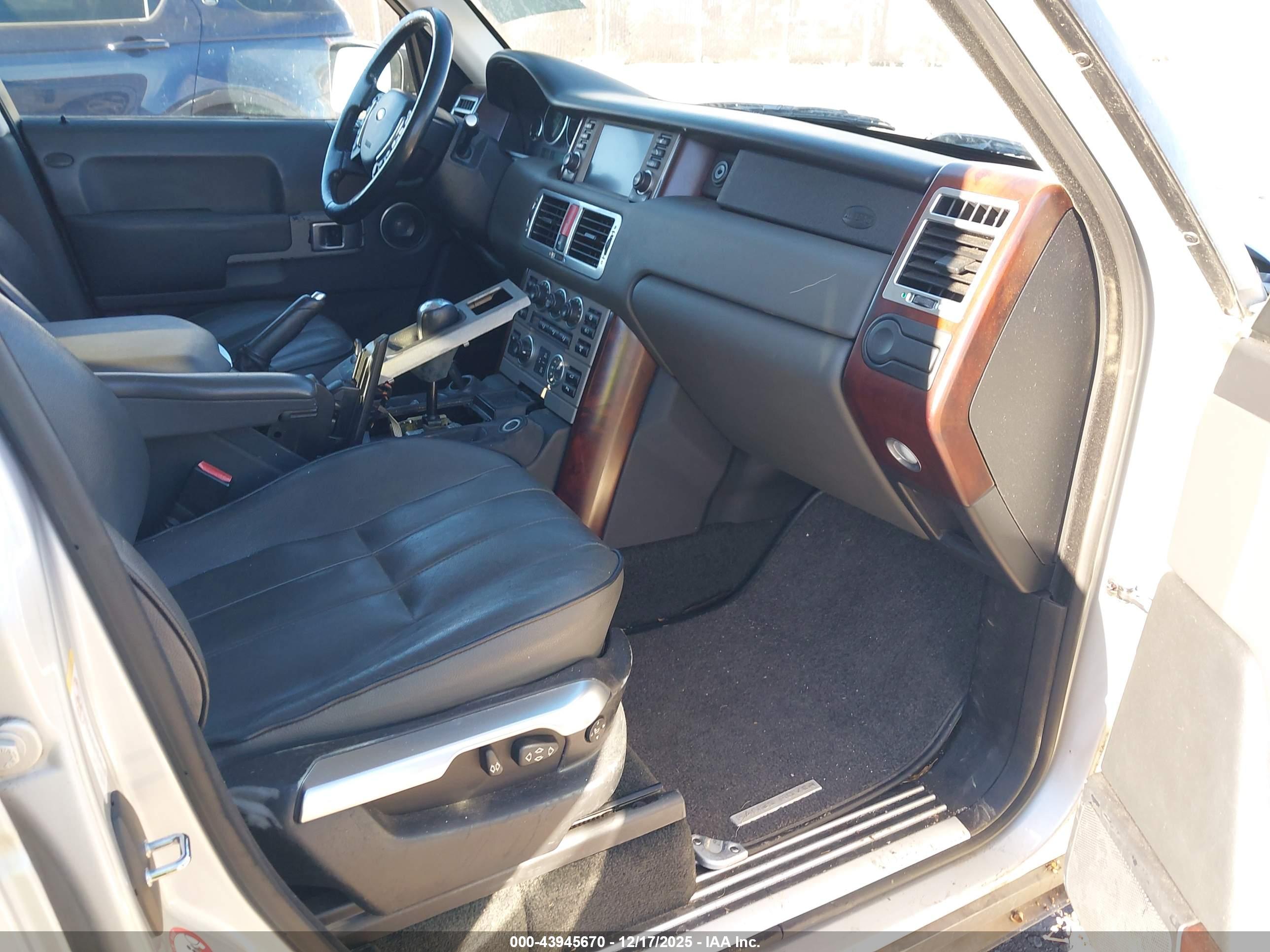 LAND ROVER image 5