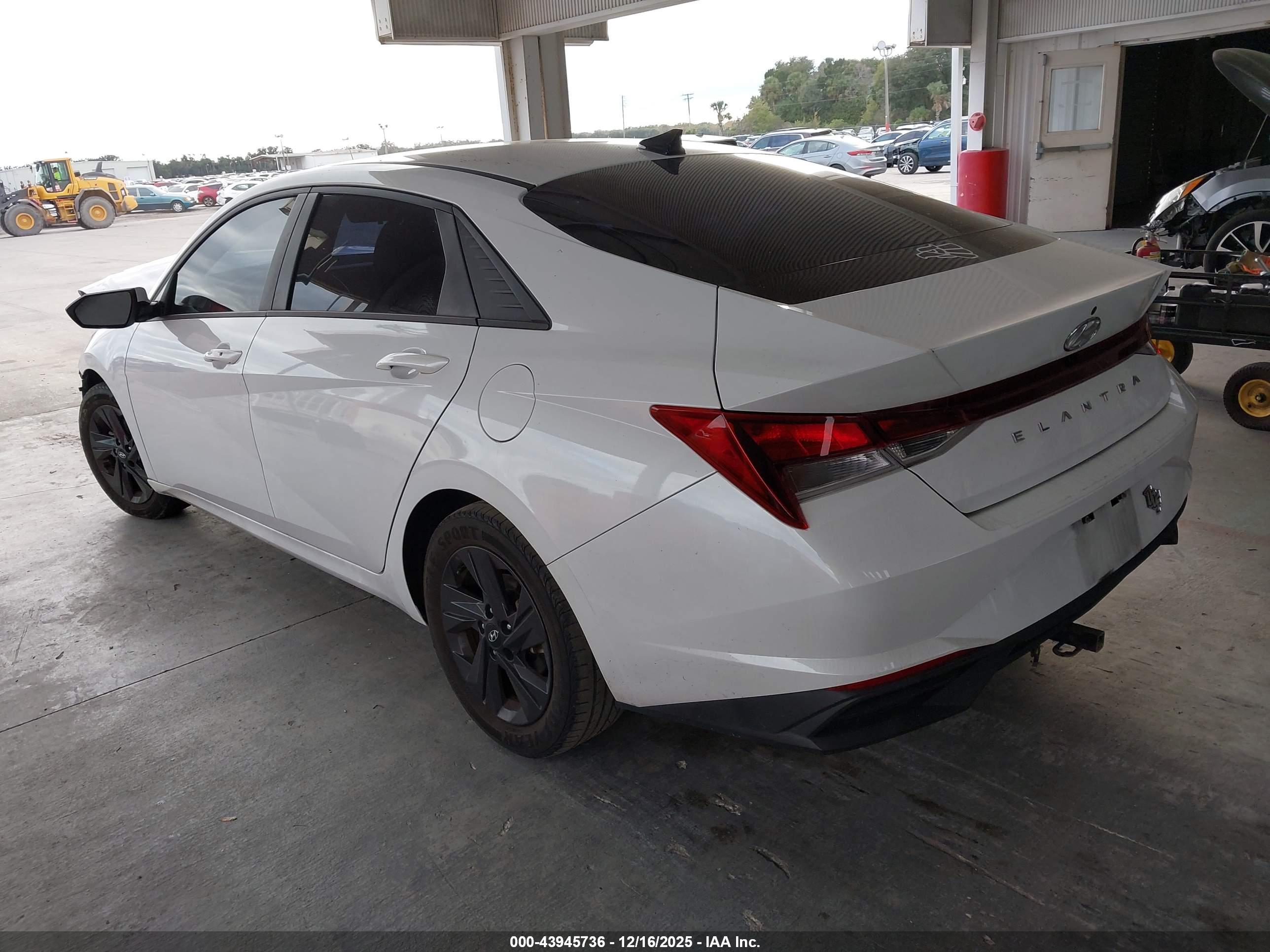 HYUNDAI ELANTRA image 3