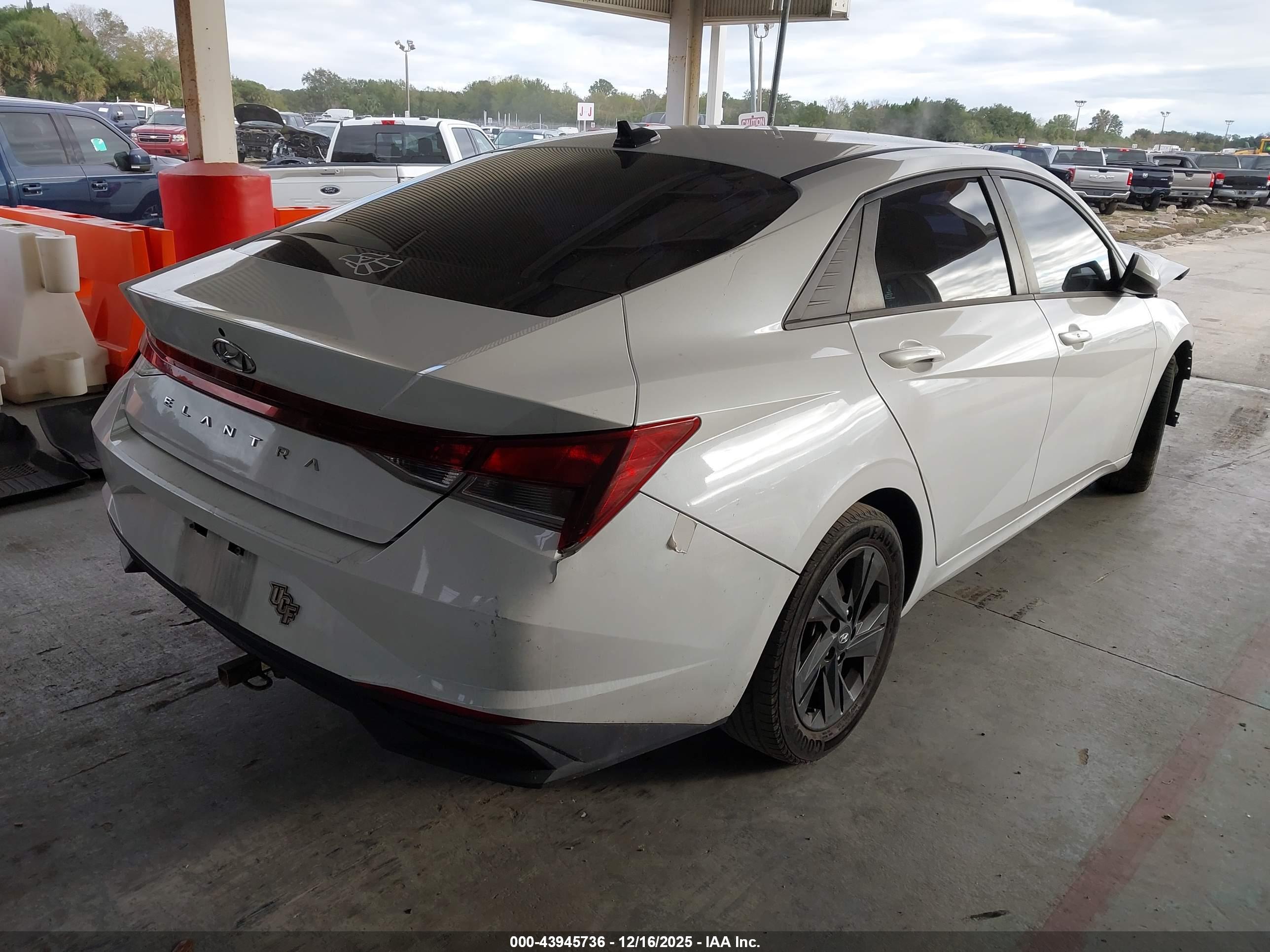 HYUNDAI ELANTRA image 4