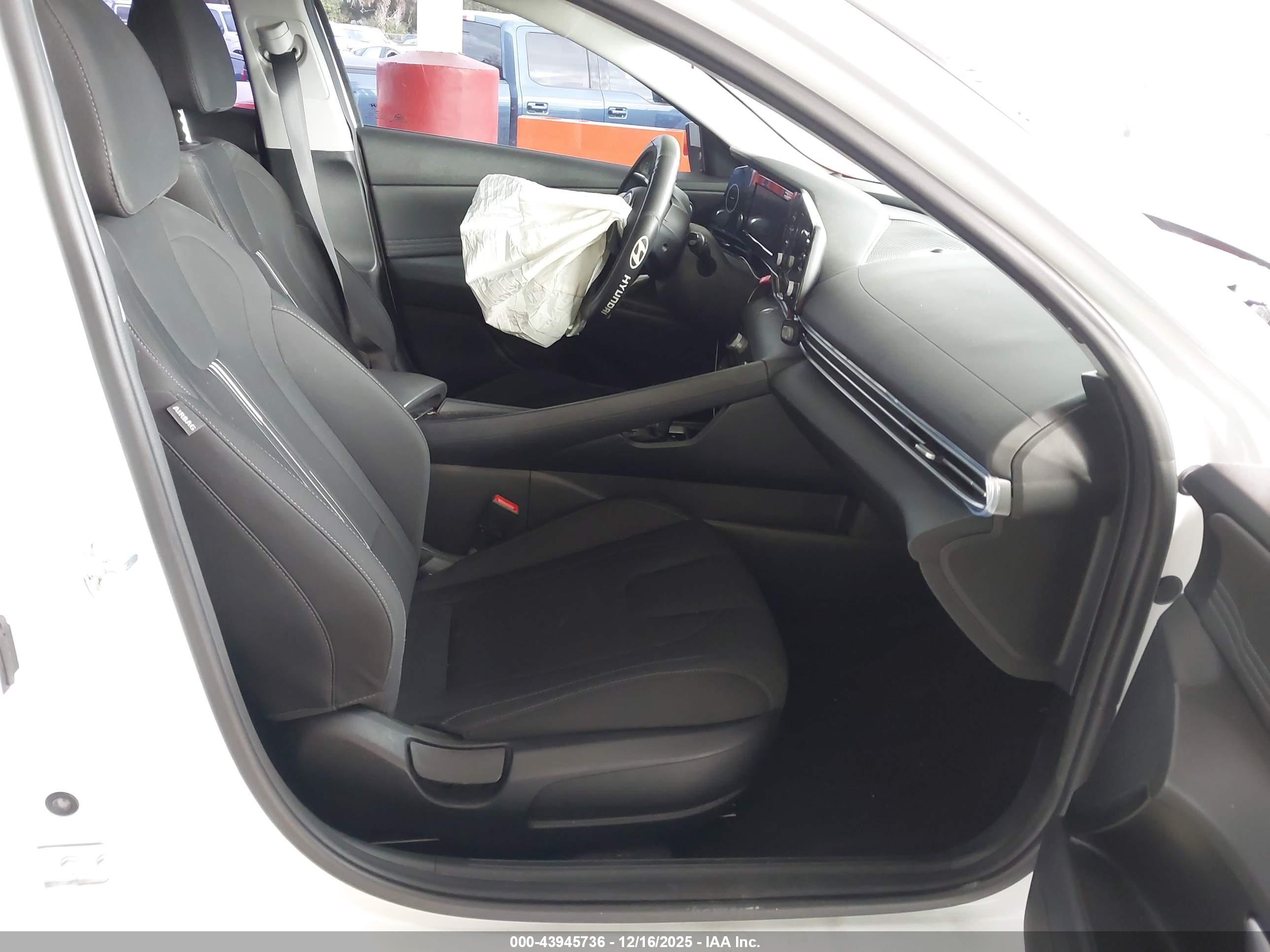 HYUNDAI ELANTRA image 5