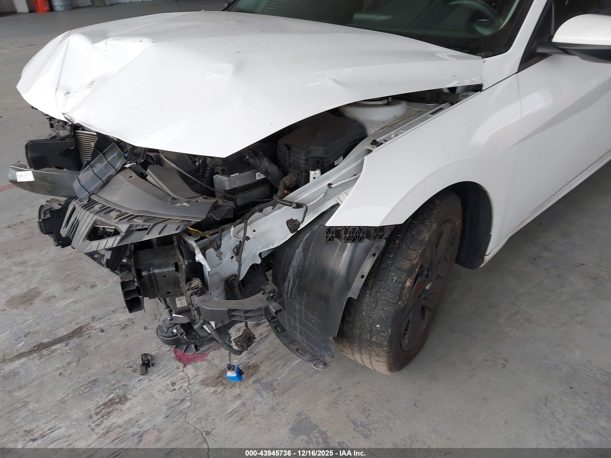 HYUNDAI ELANTRA image 6