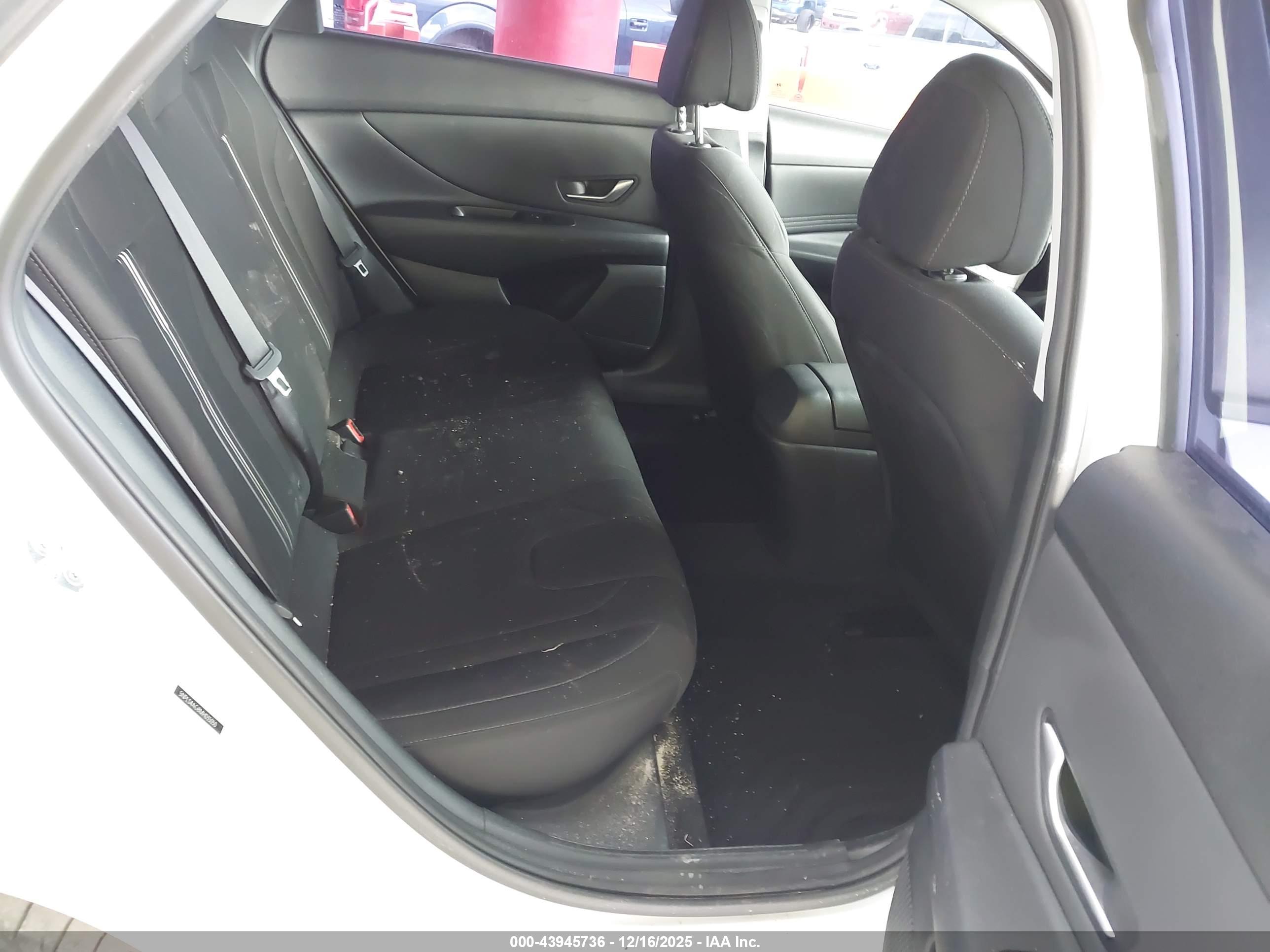 HYUNDAI ELANTRA image 8