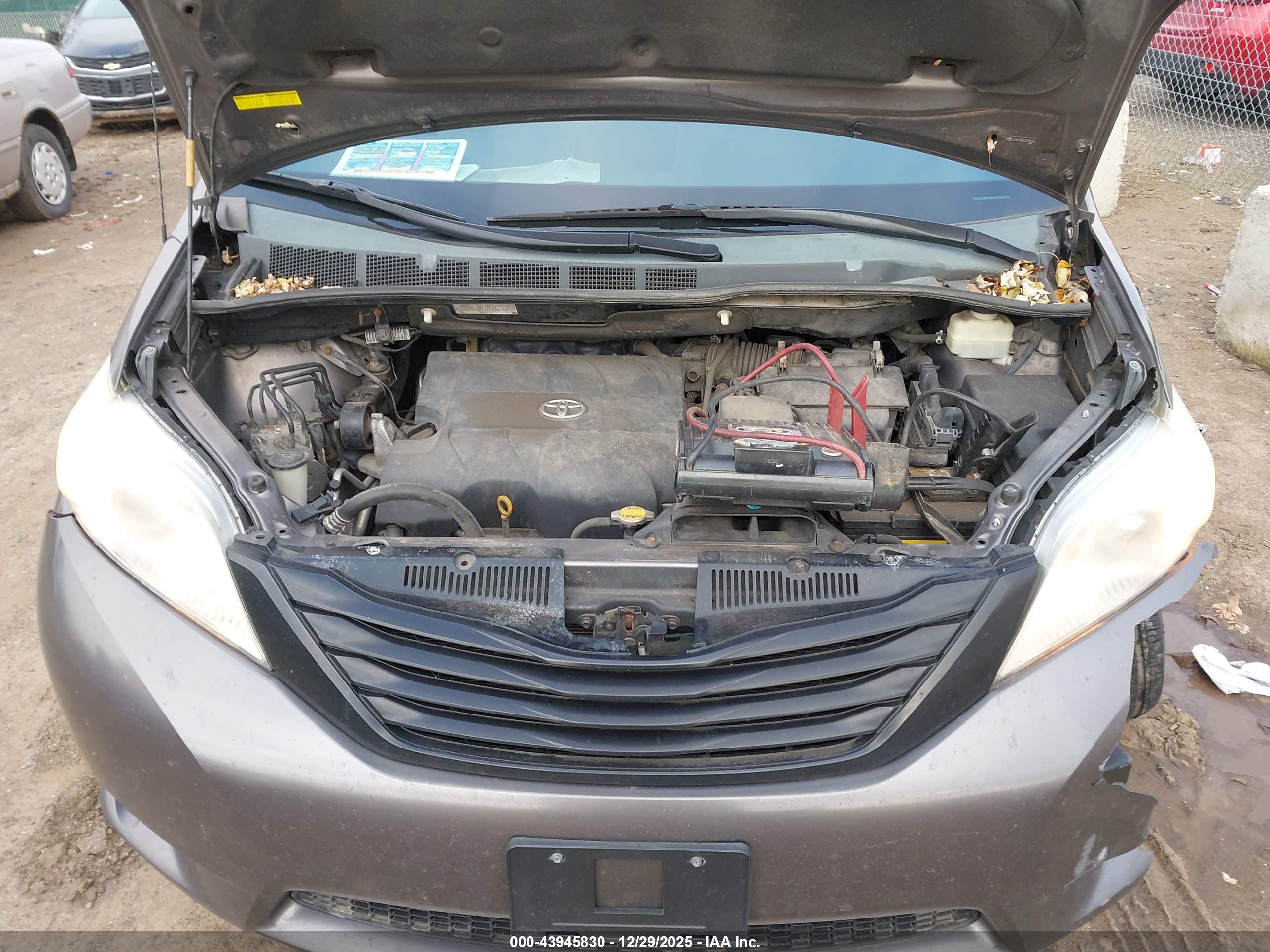 TOYOTA SIENNA image 10