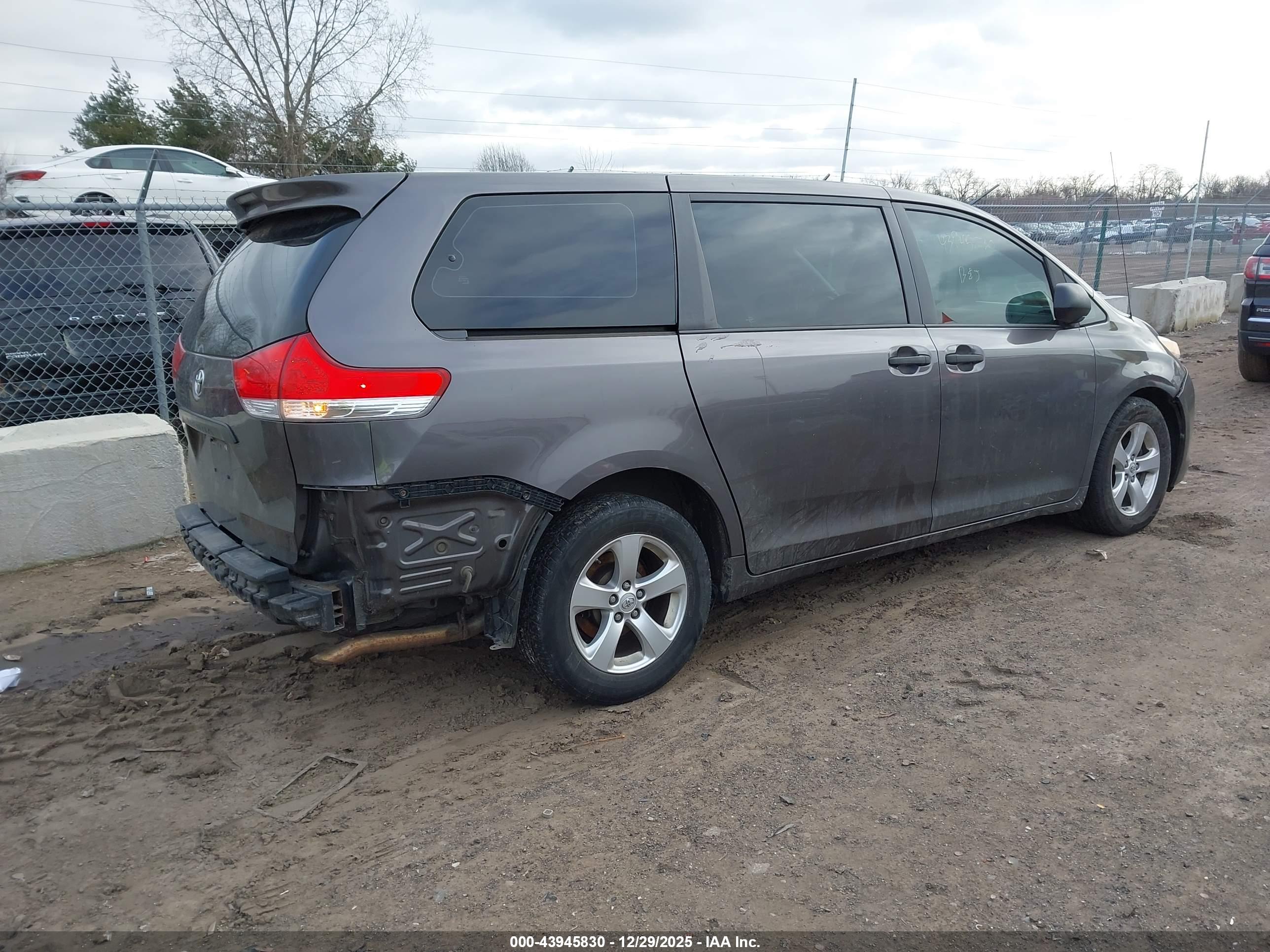 TOYOTA SIENNA image 4