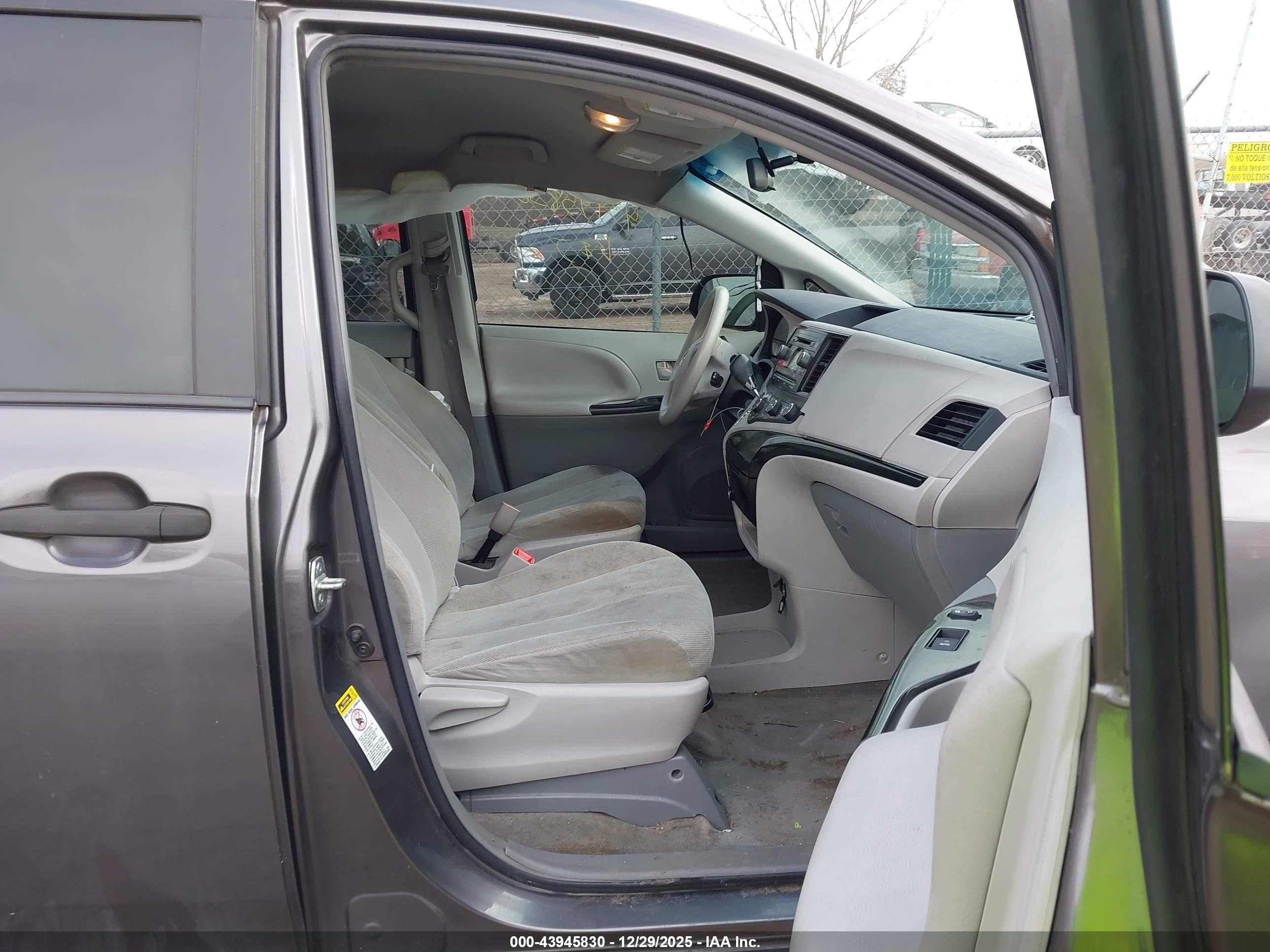 TOYOTA SIENNA image 5