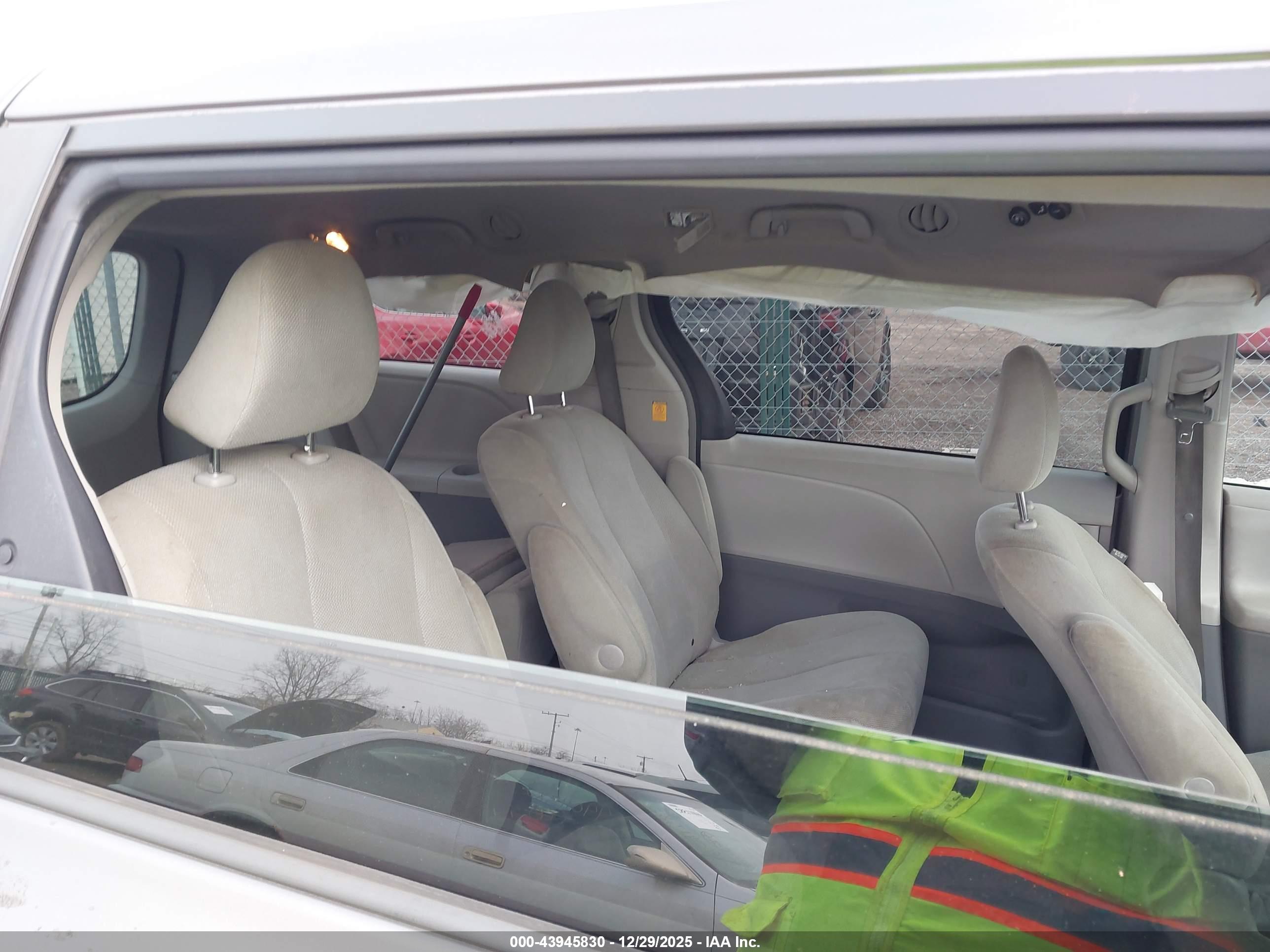 TOYOTA SIENNA image 8