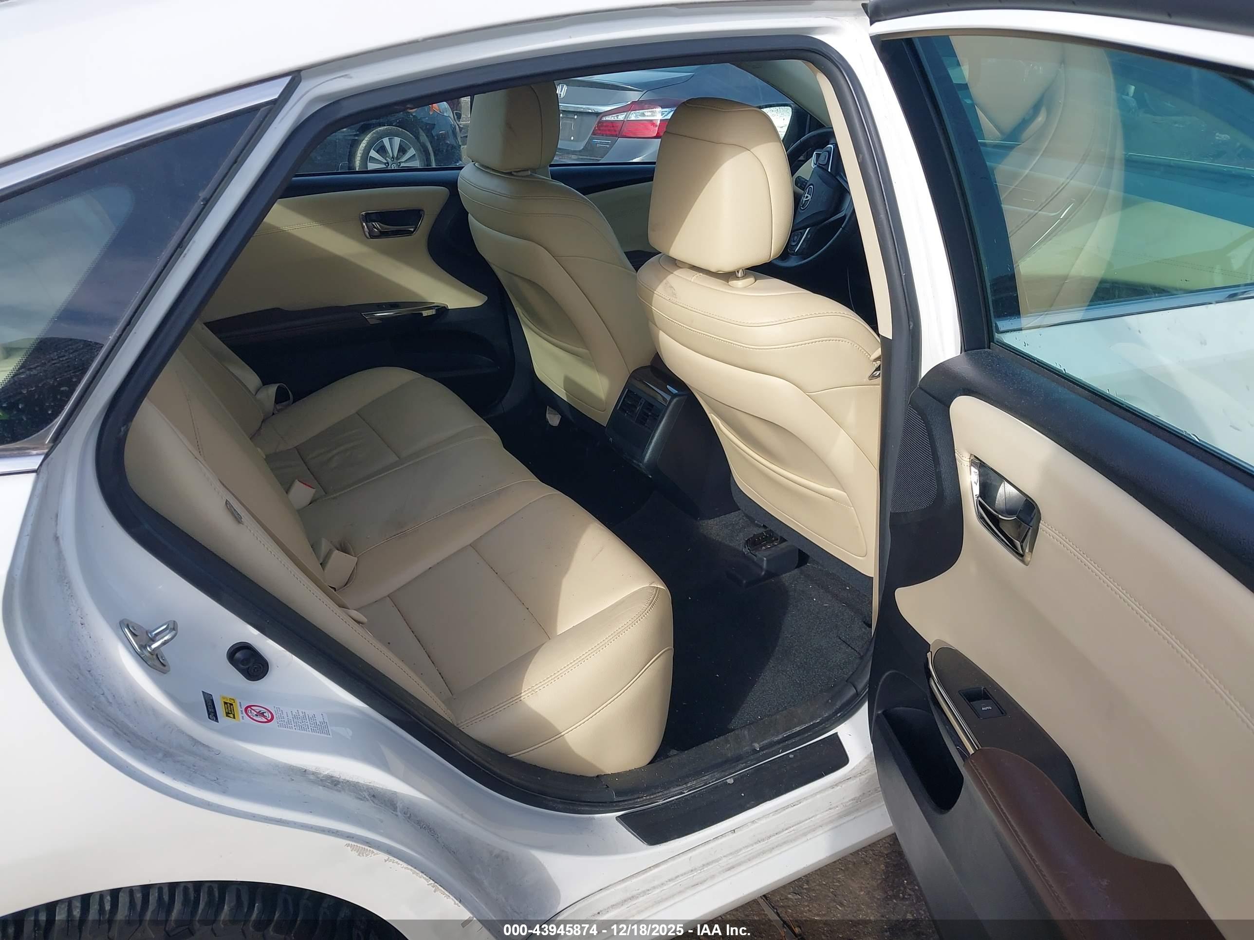 TOYOTA AVALON image 8