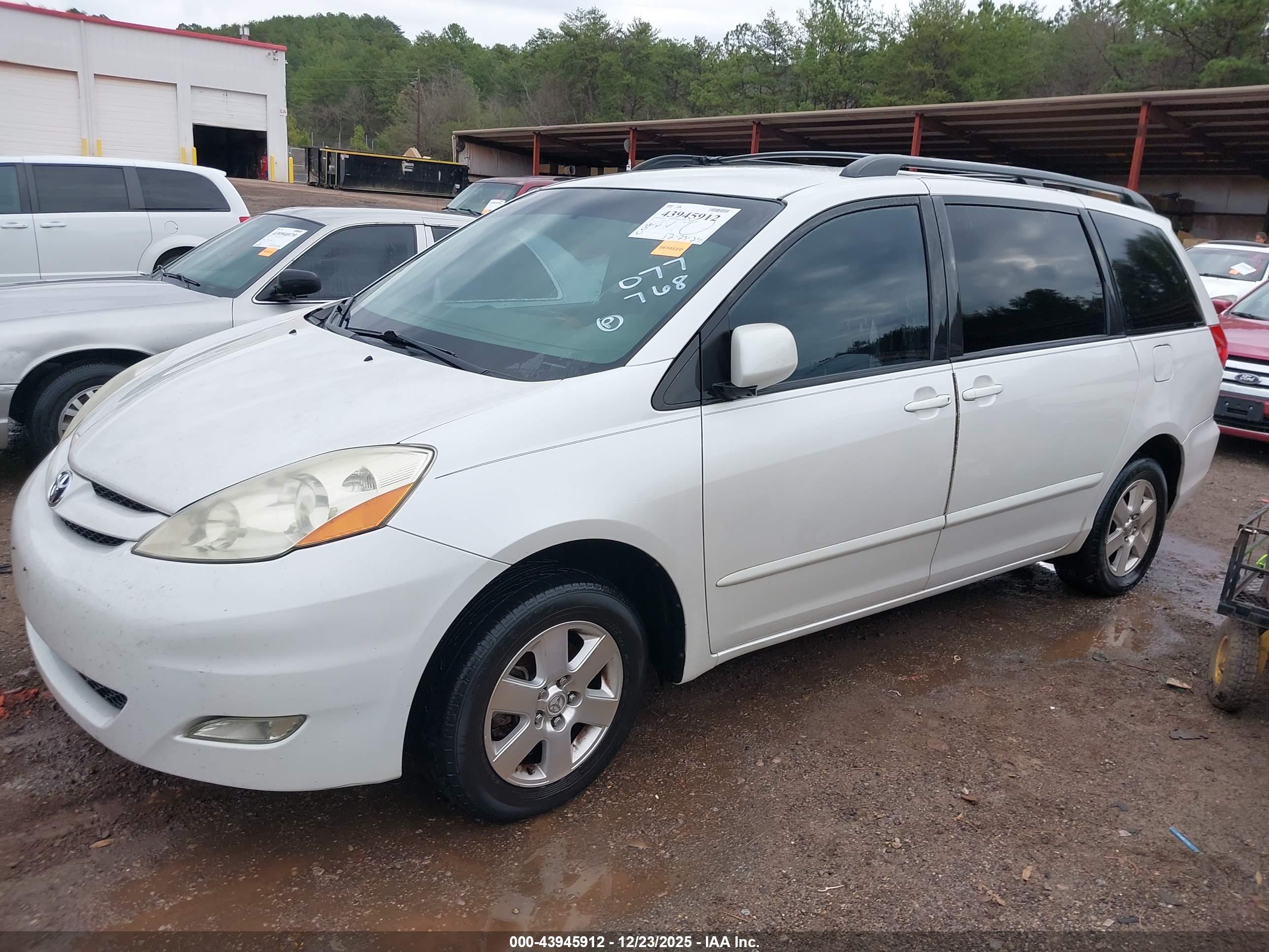 TOYOTA SIENNA image 2