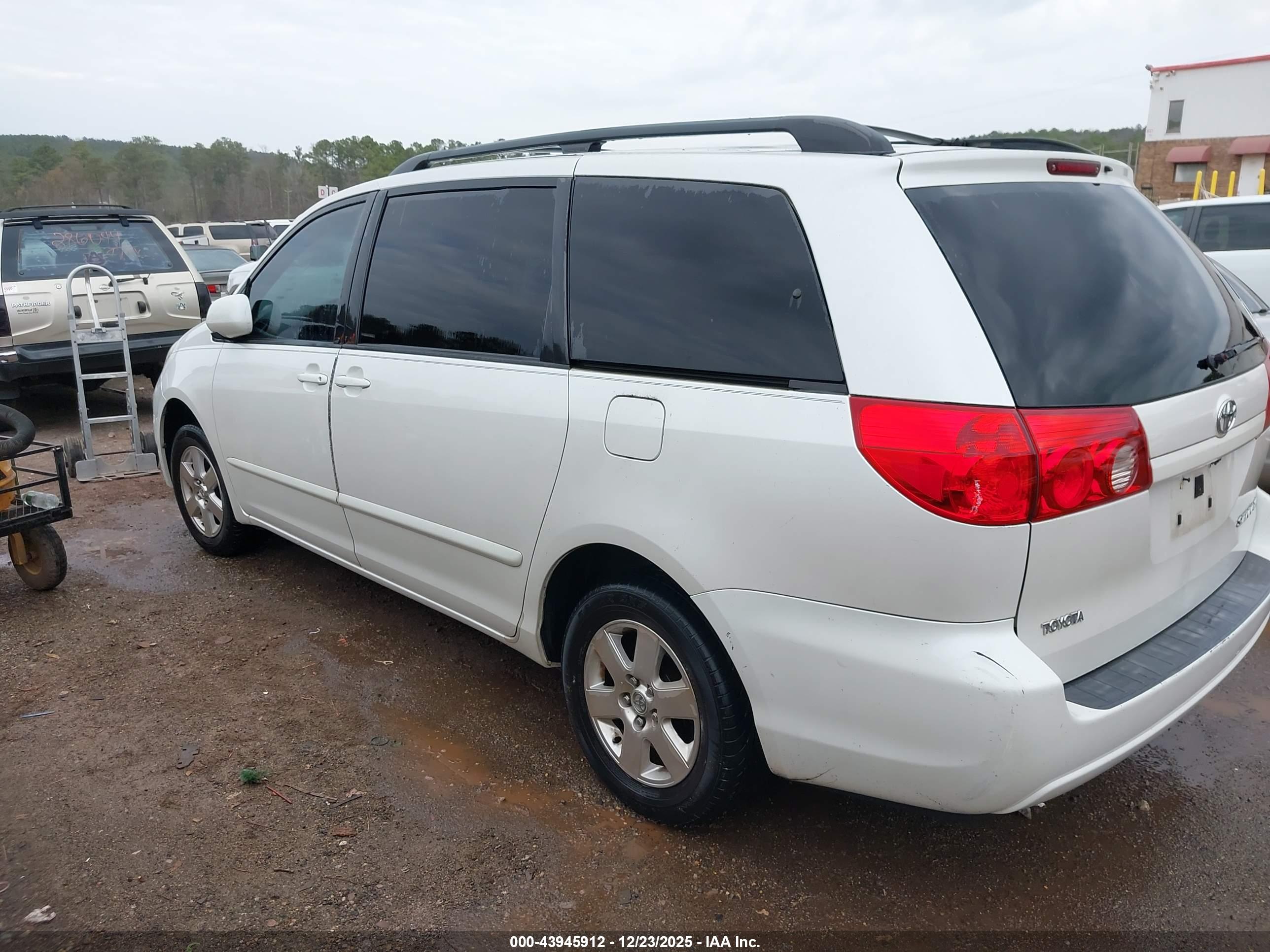 TOYOTA SIENNA image 3