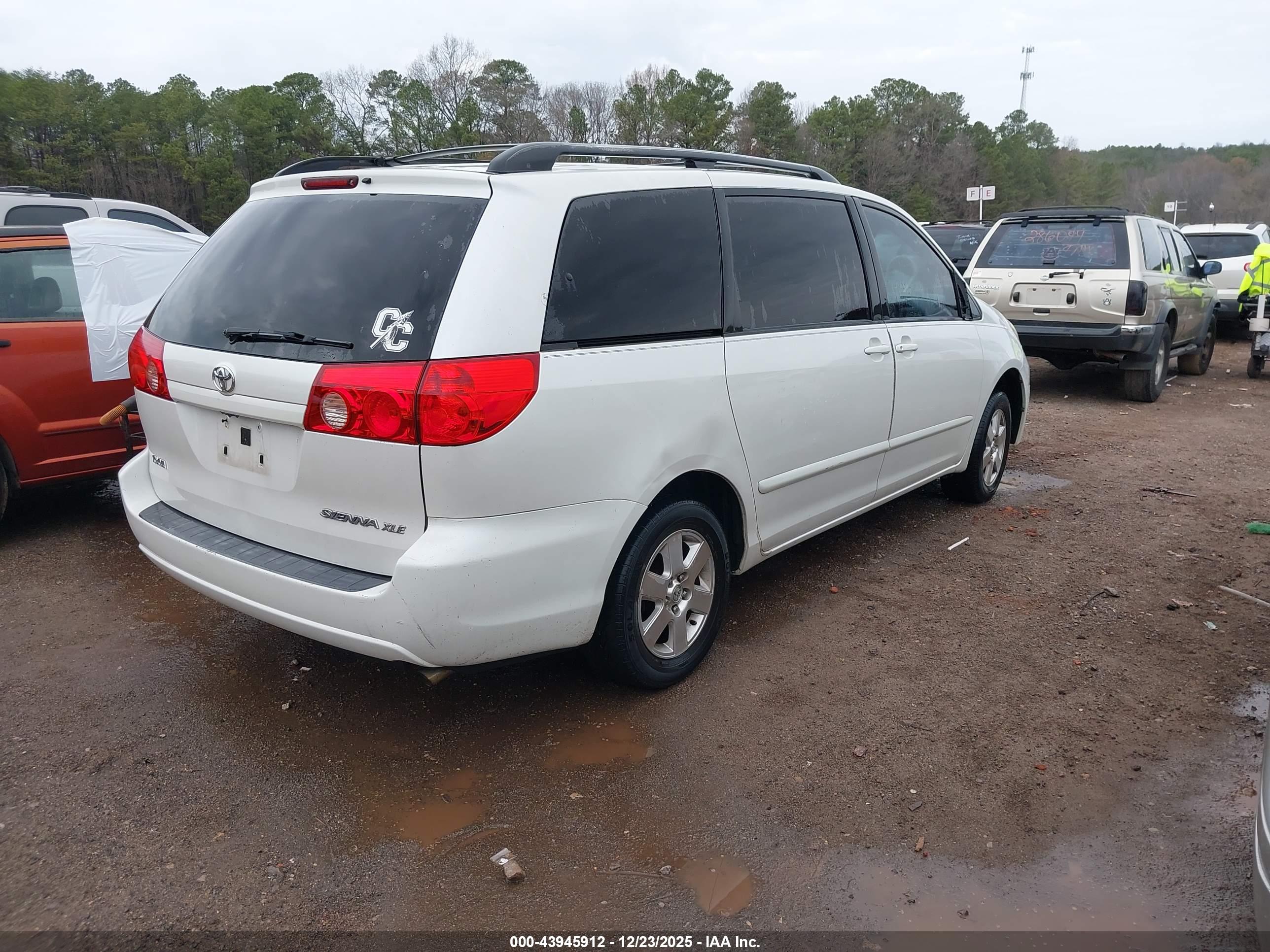 TOYOTA SIENNA image 4