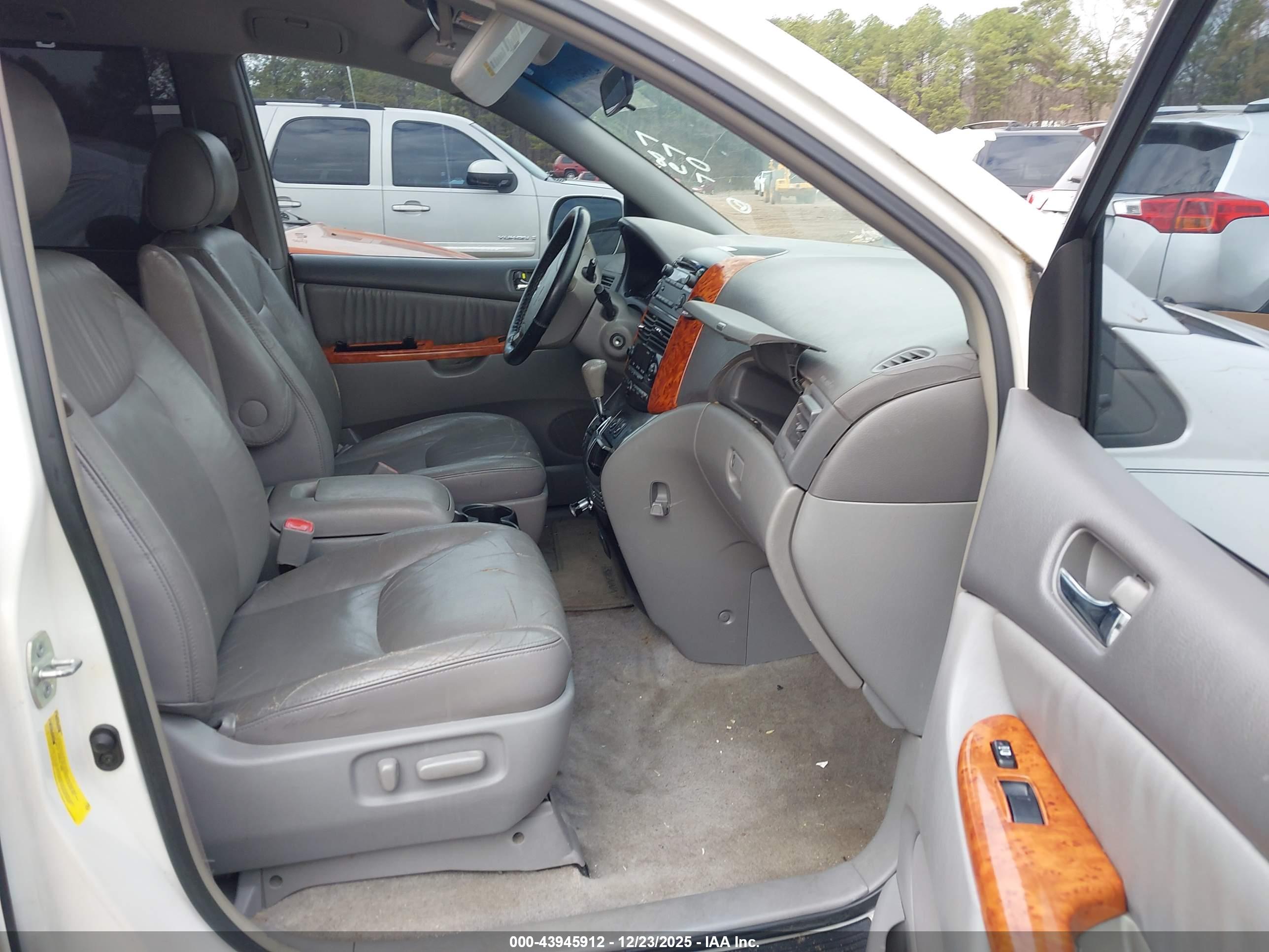 TOYOTA SIENNA image 5