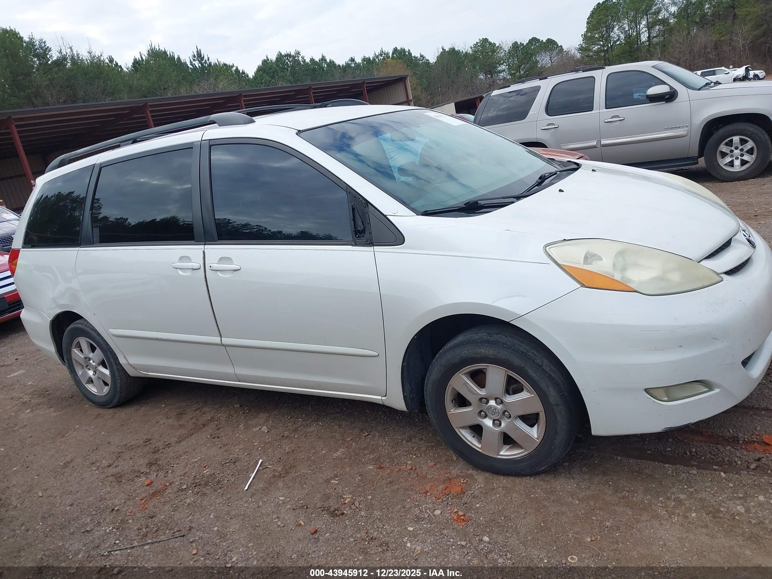 TOYOTA SIENNA image 6