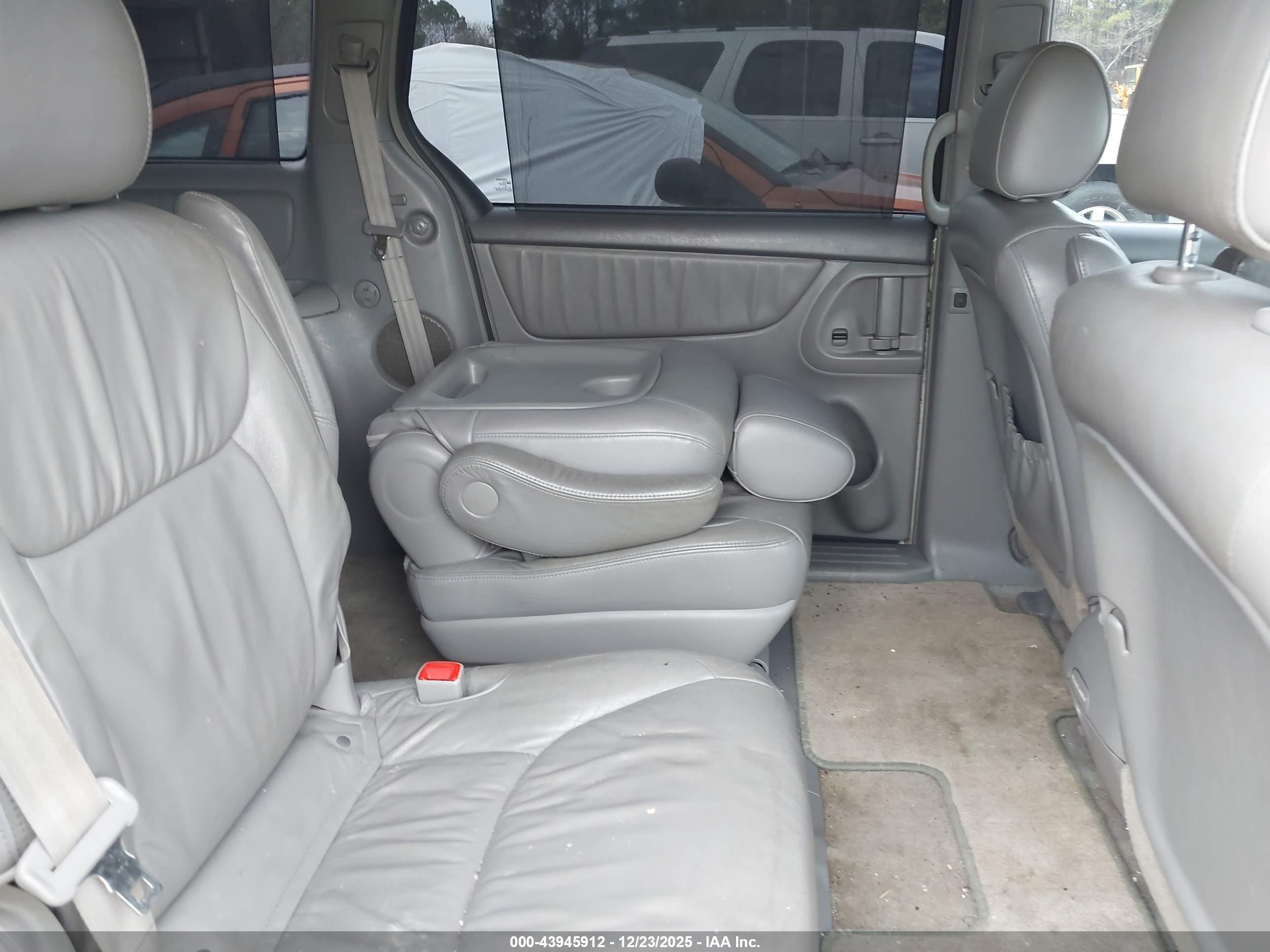 TOYOTA SIENNA image 8