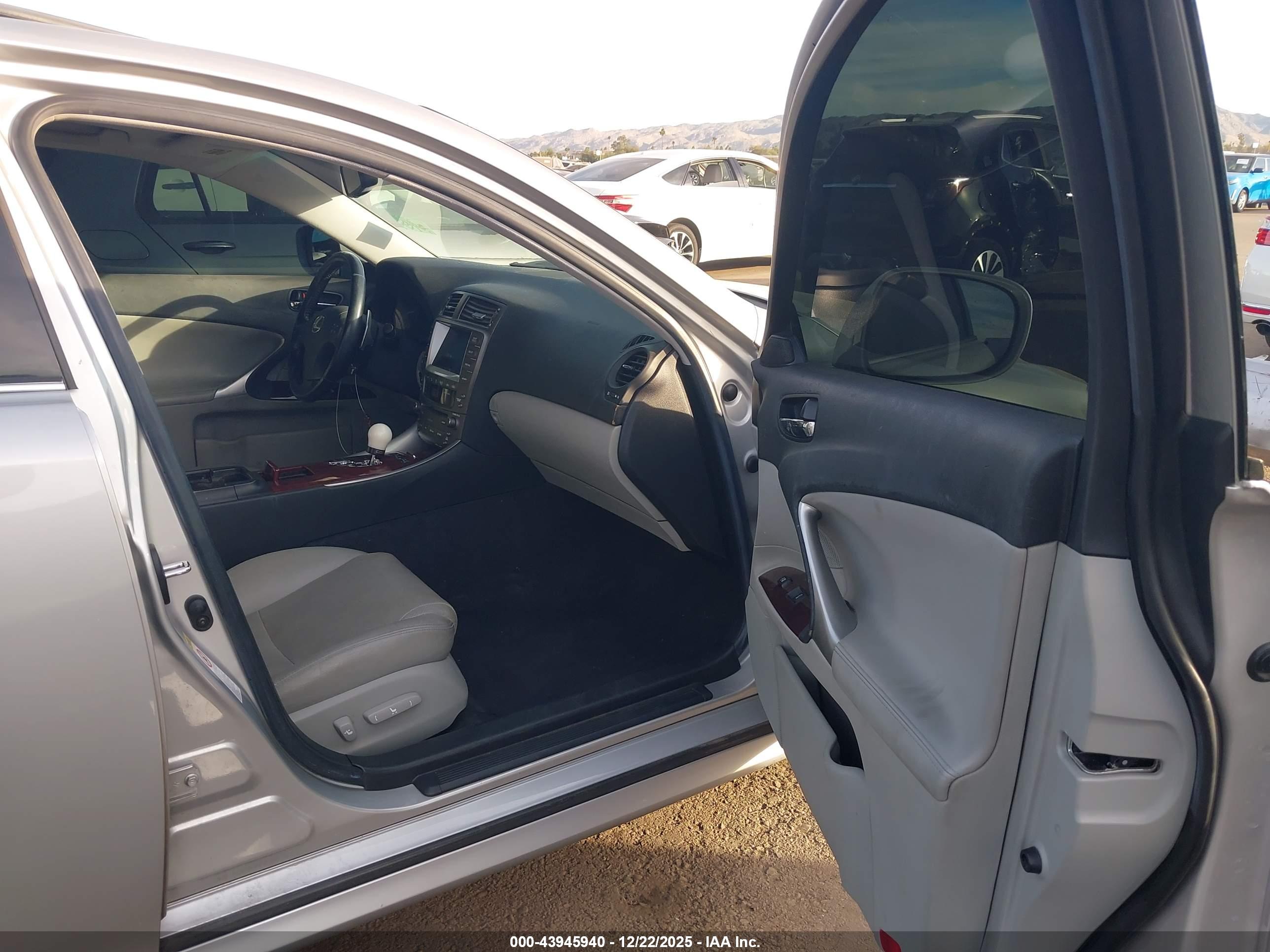 LEXUS IS image 5