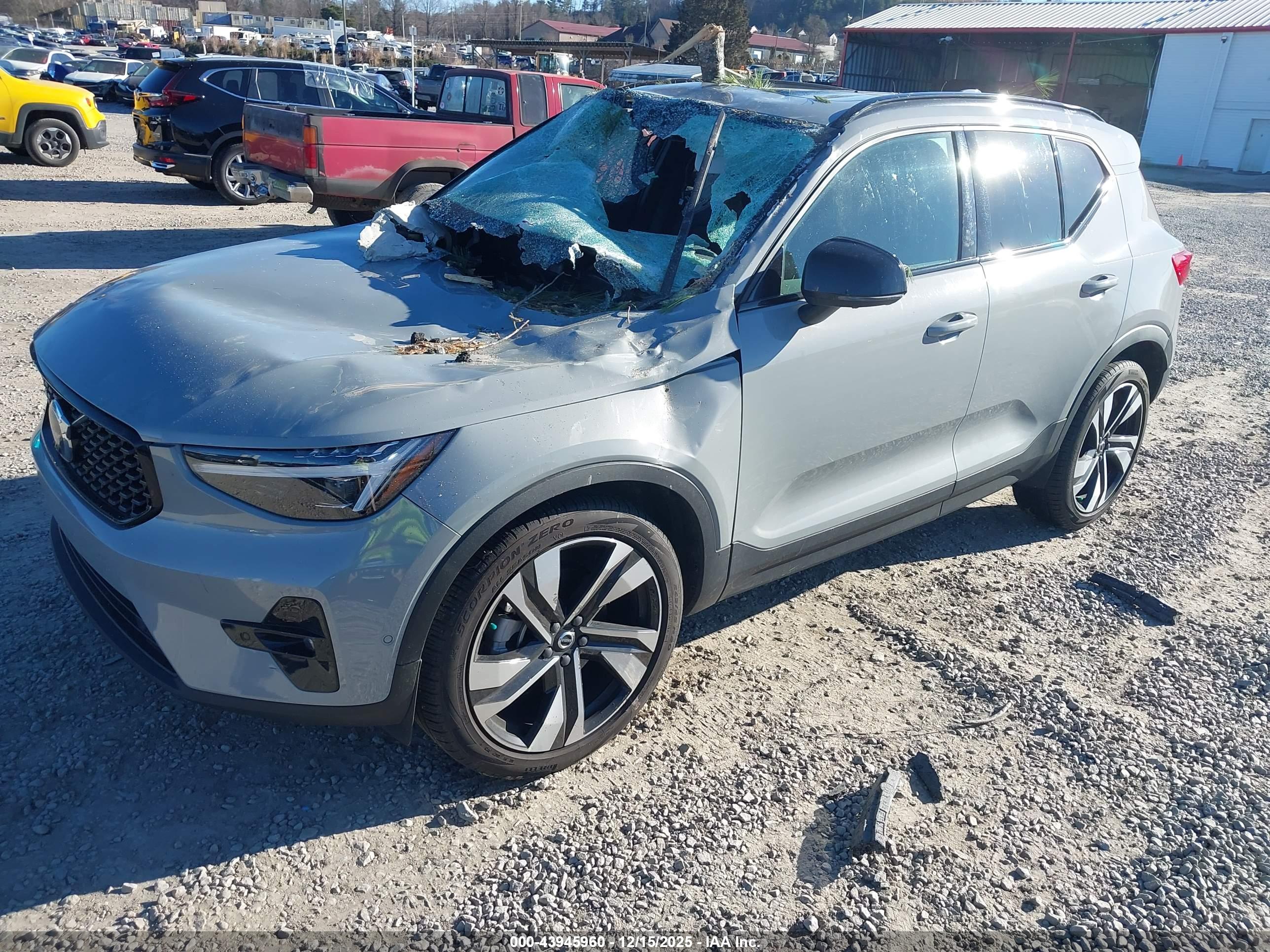 VOLVO XC40 image 2