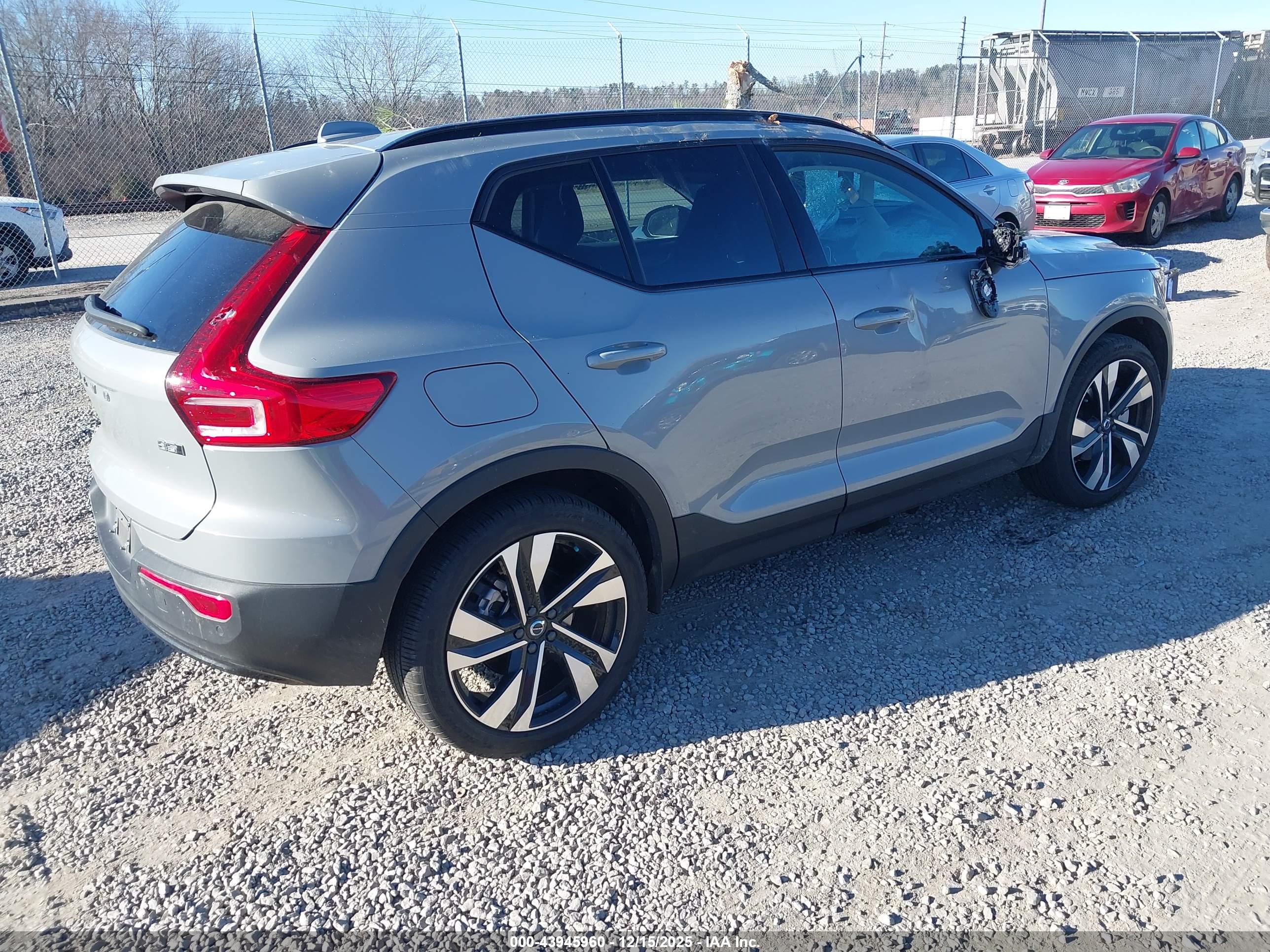 VOLVO XC40 image 4