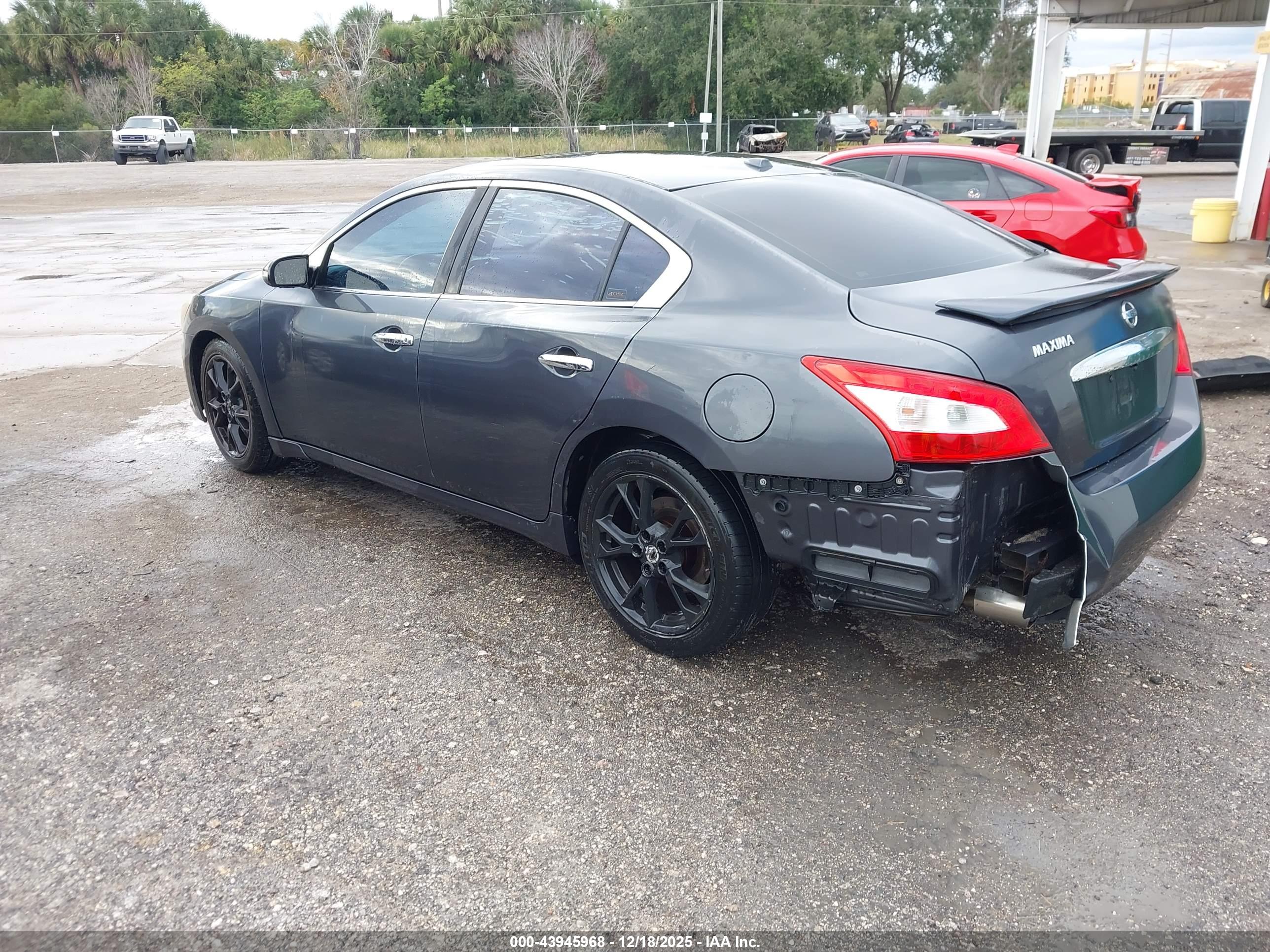 NISSAN MAXIMA image 3