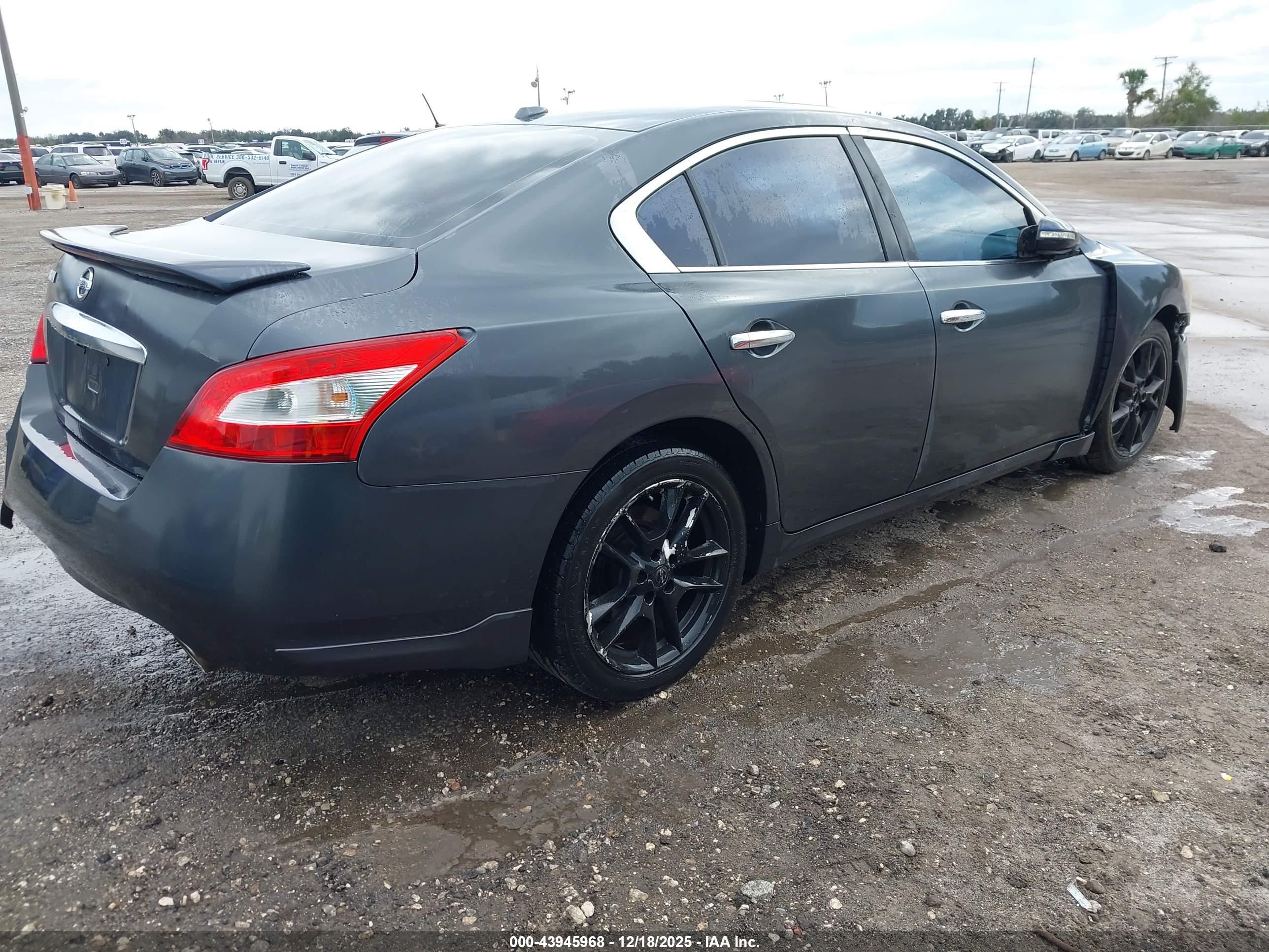 NISSAN MAXIMA image 4