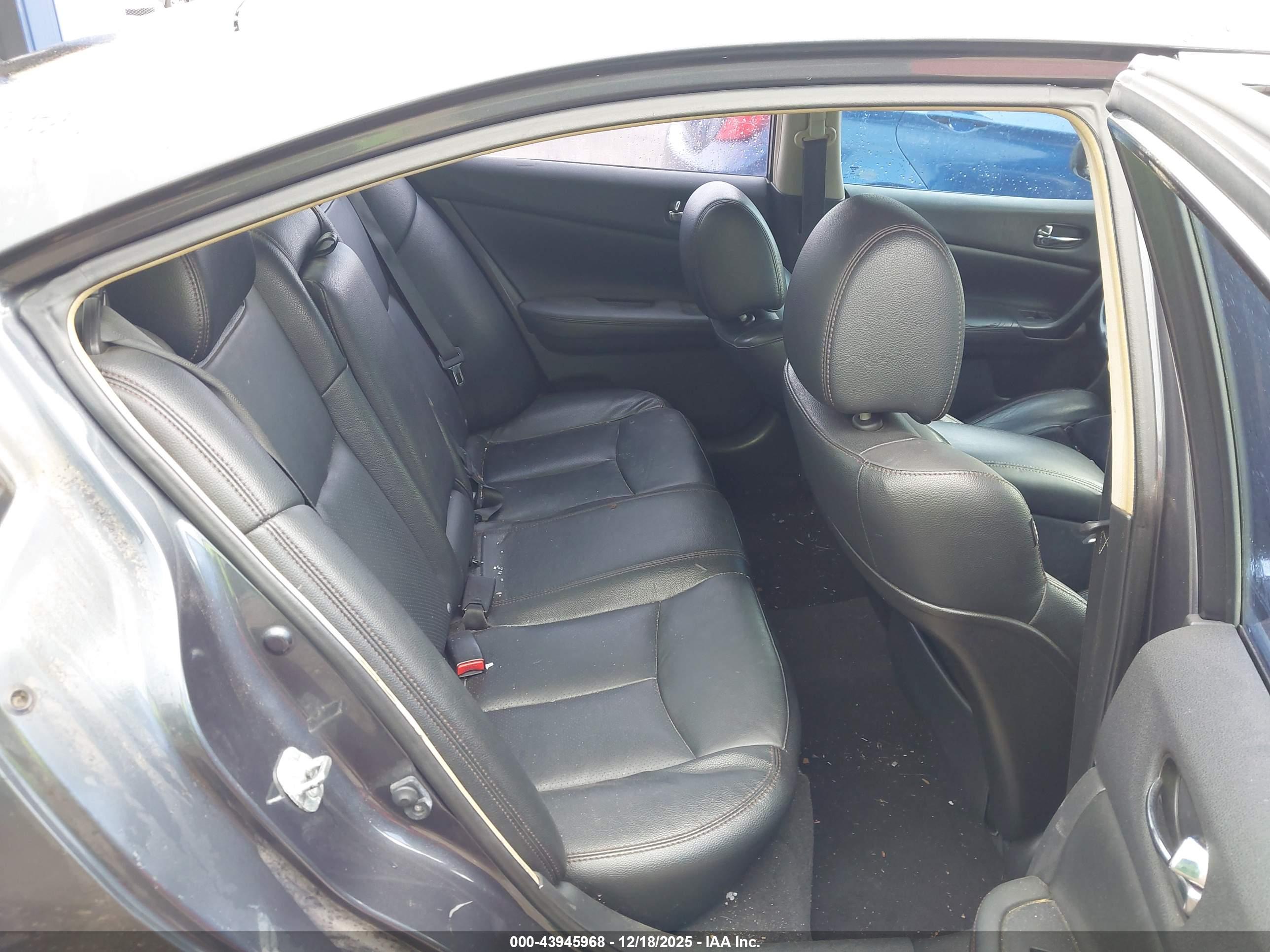 NISSAN MAXIMA image 8
