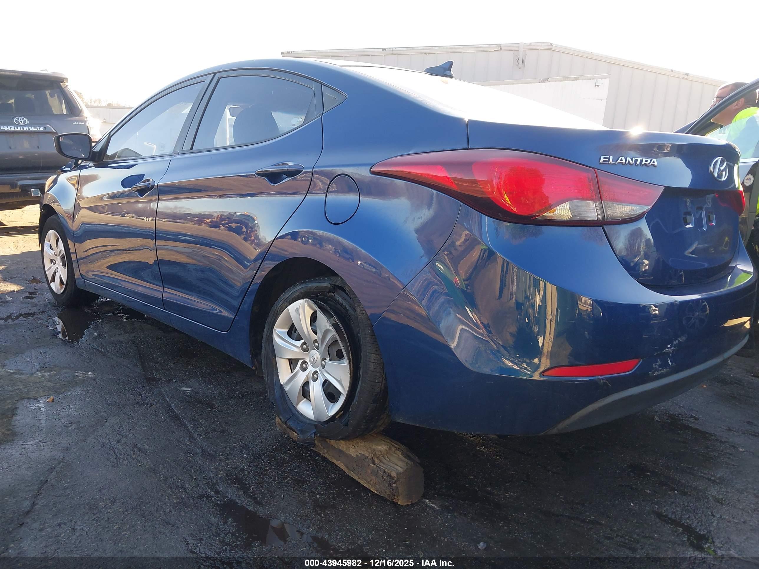 HYUNDAI ELANTRA image 3