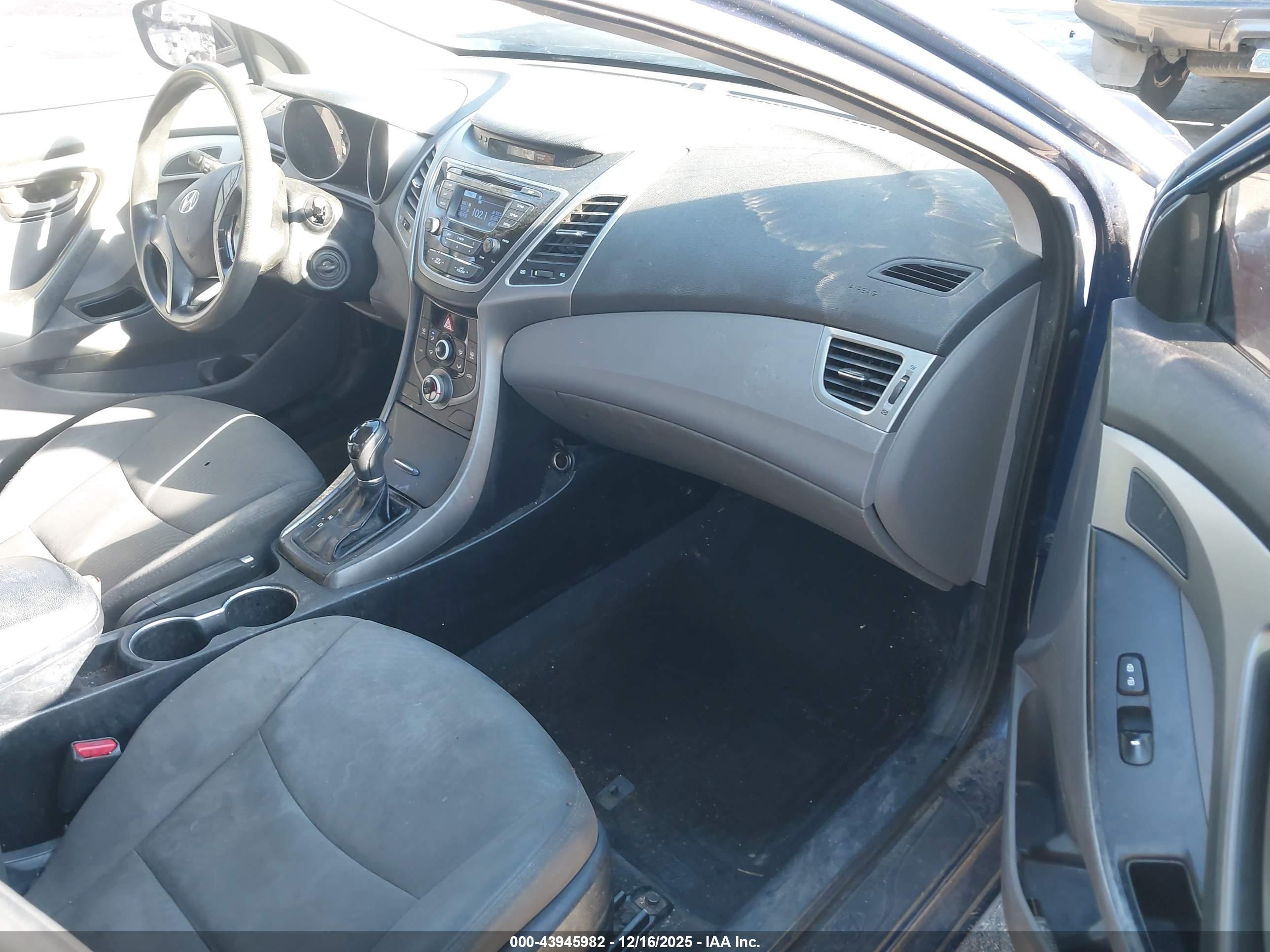 HYUNDAI ELANTRA image 5