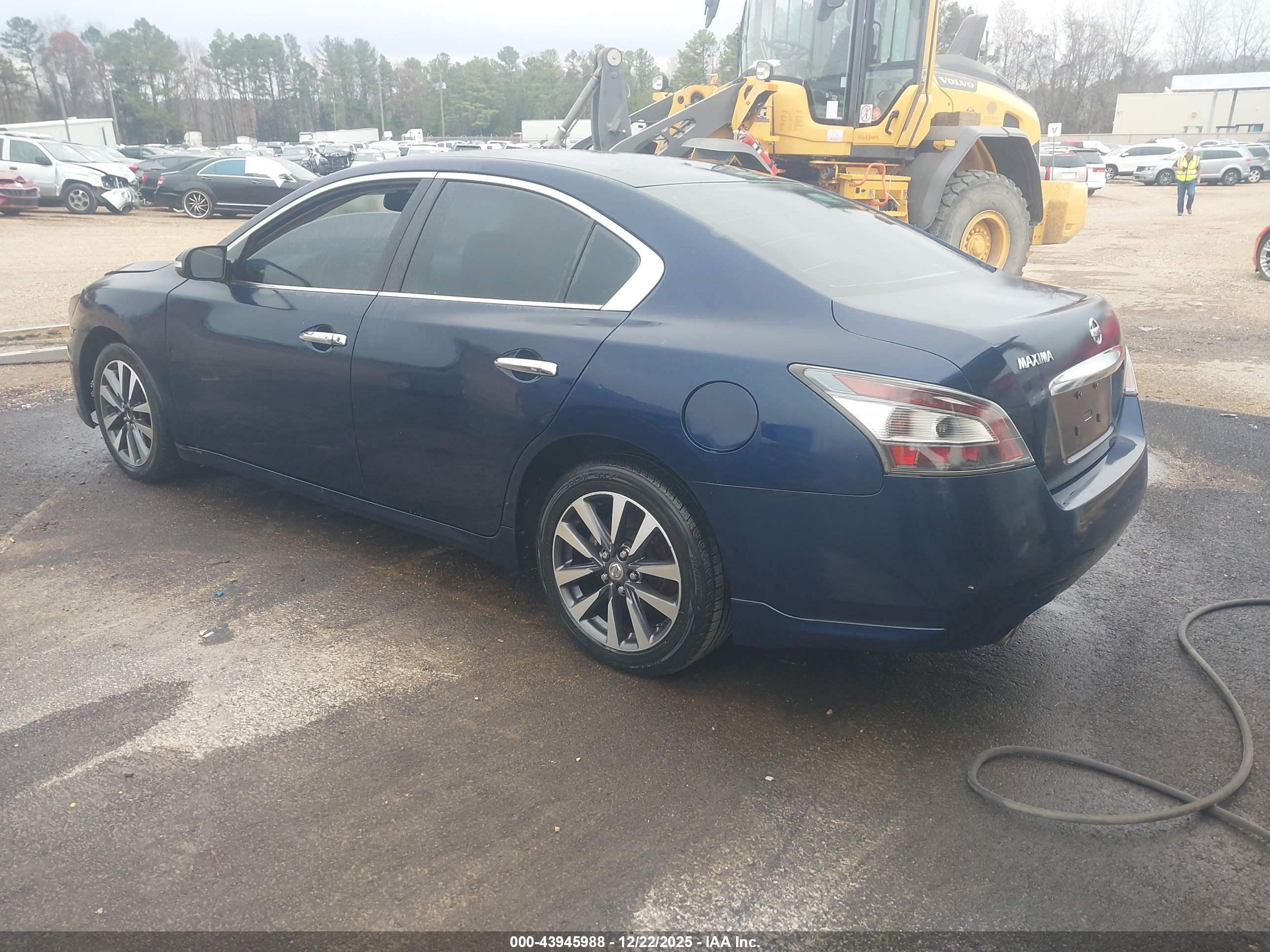 NISSAN MAXIMA image 3