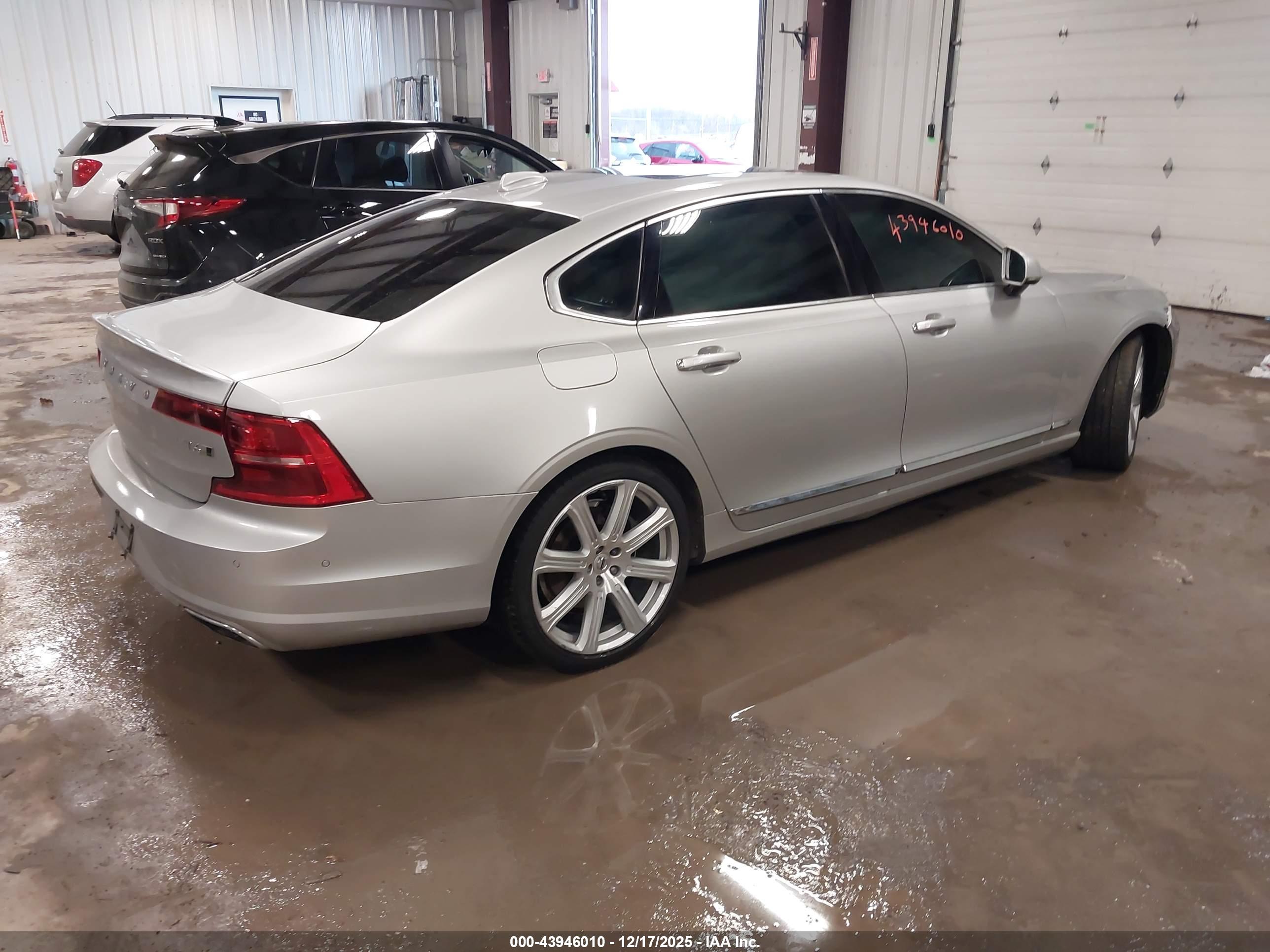 VOLVO S90 image 4