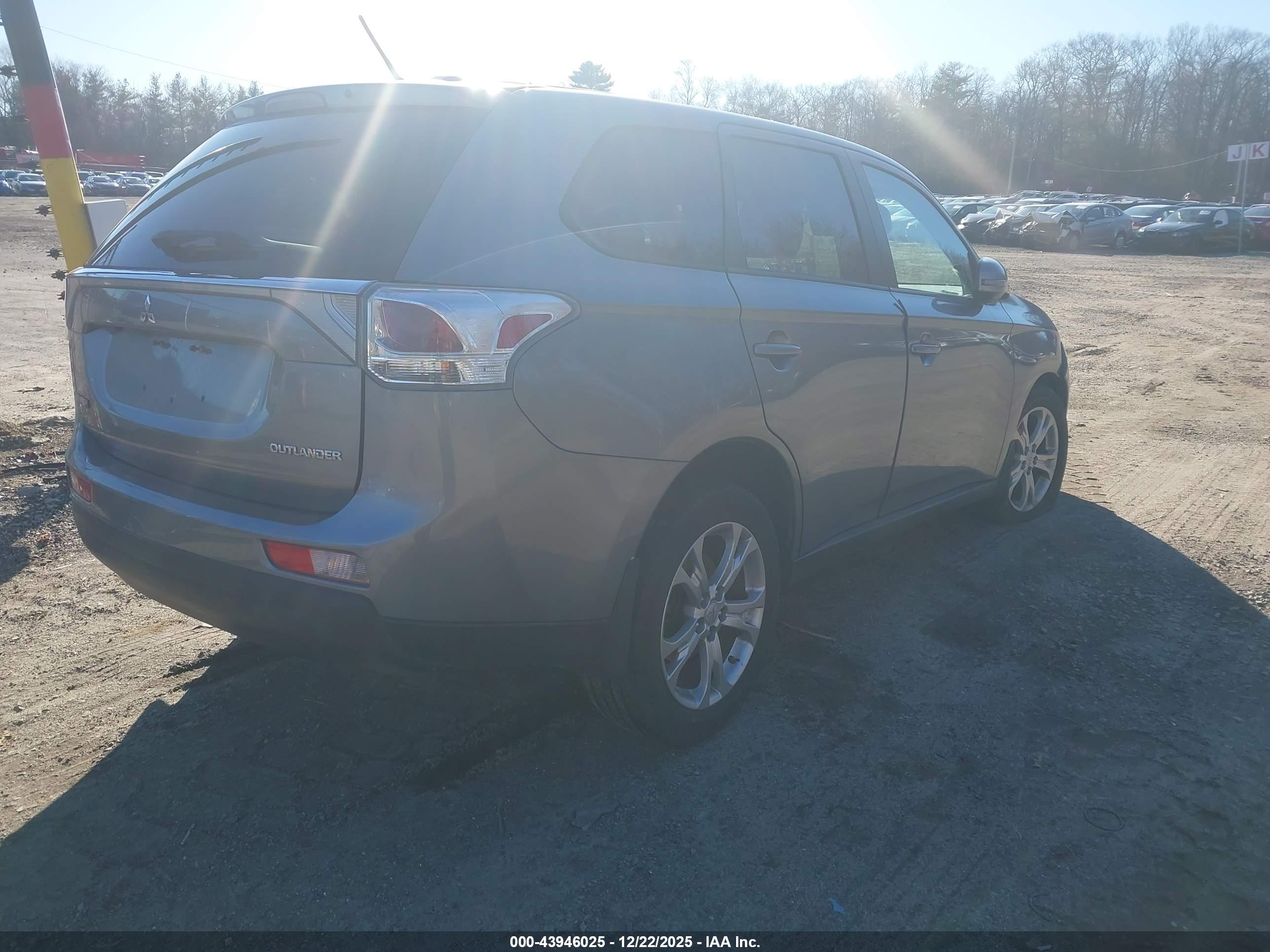 MITSUBISHI OUTLANDER image 4