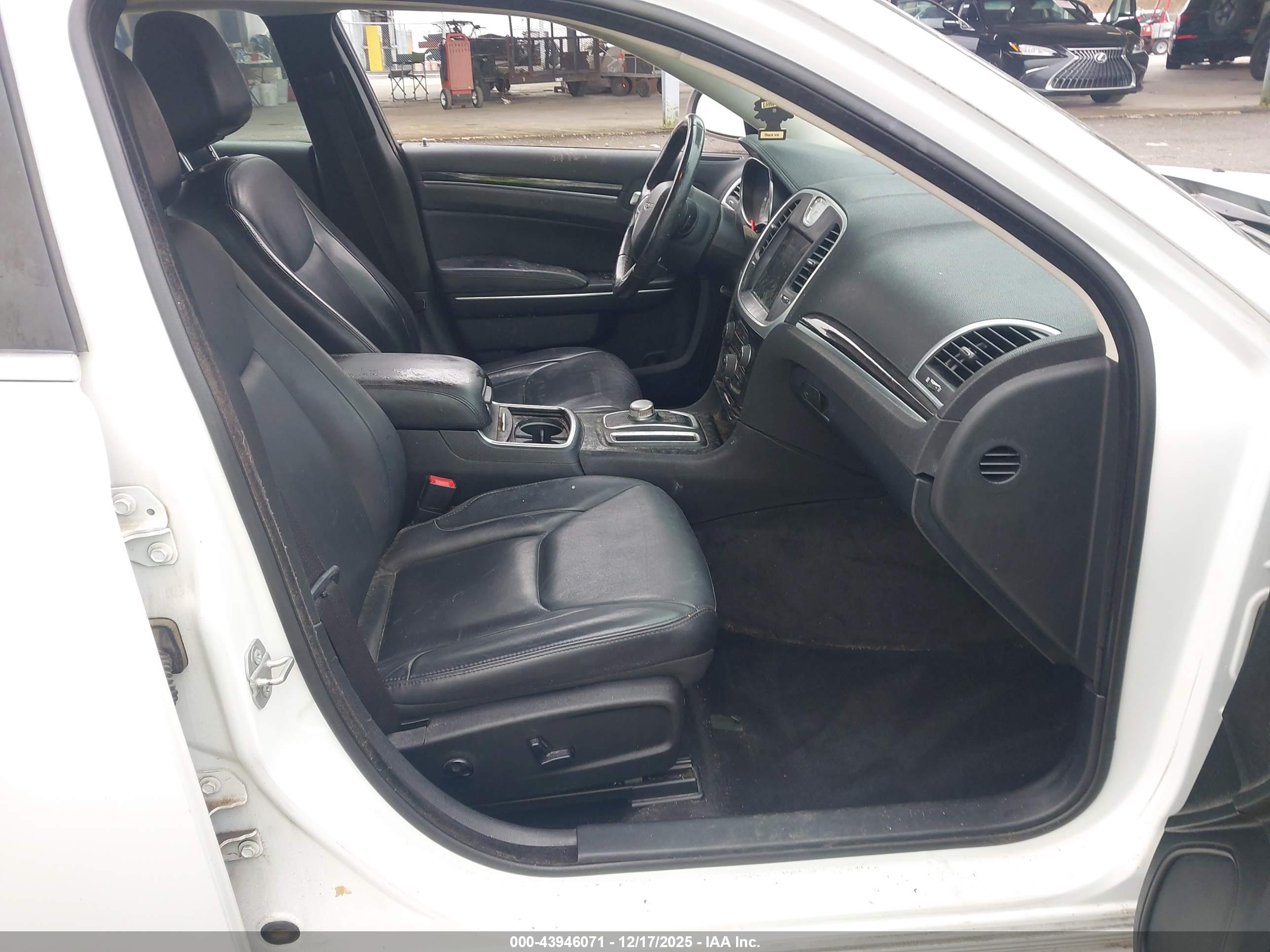 CHRYSLER 300 image 5