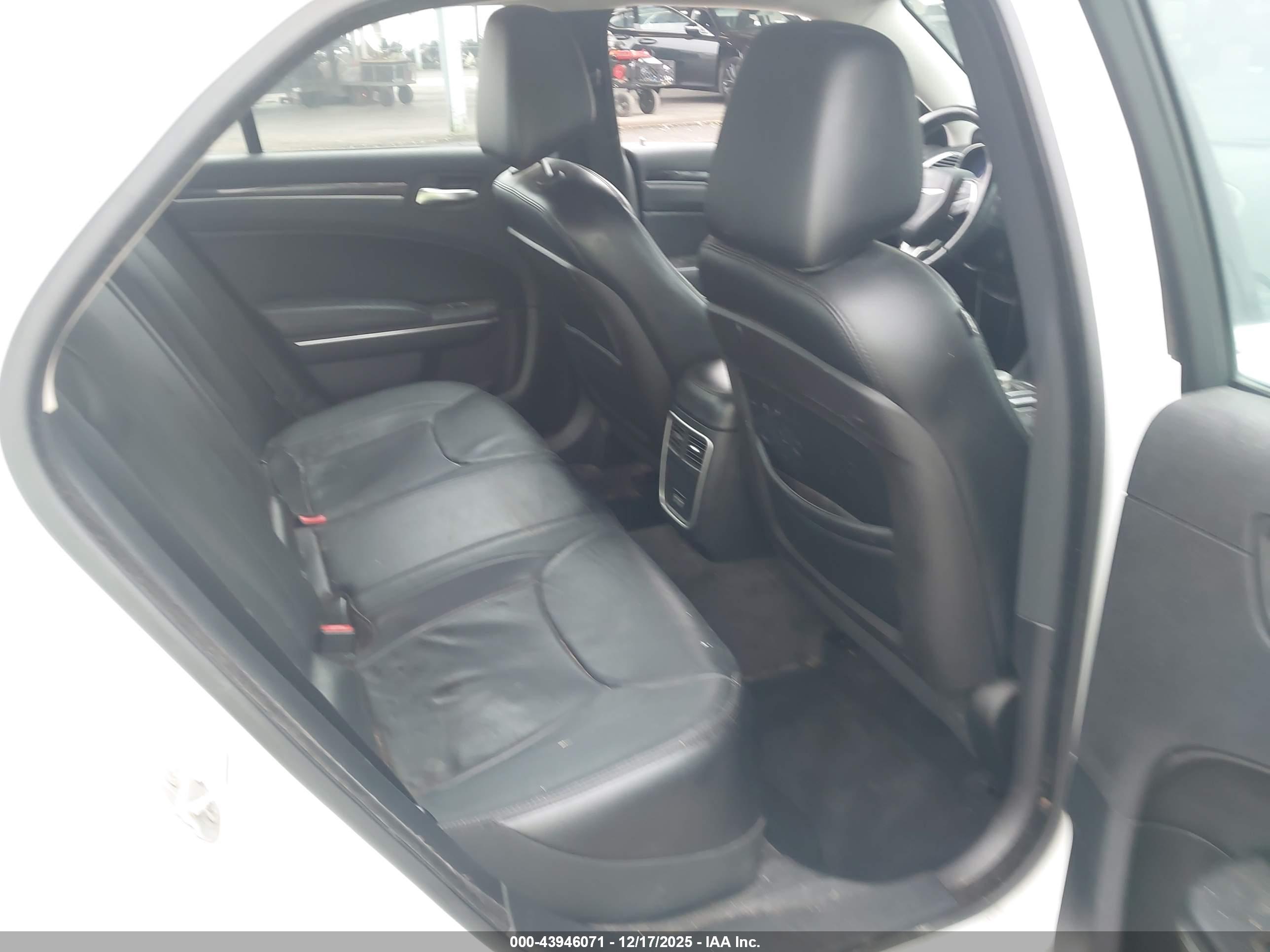 CHRYSLER 300 image 8