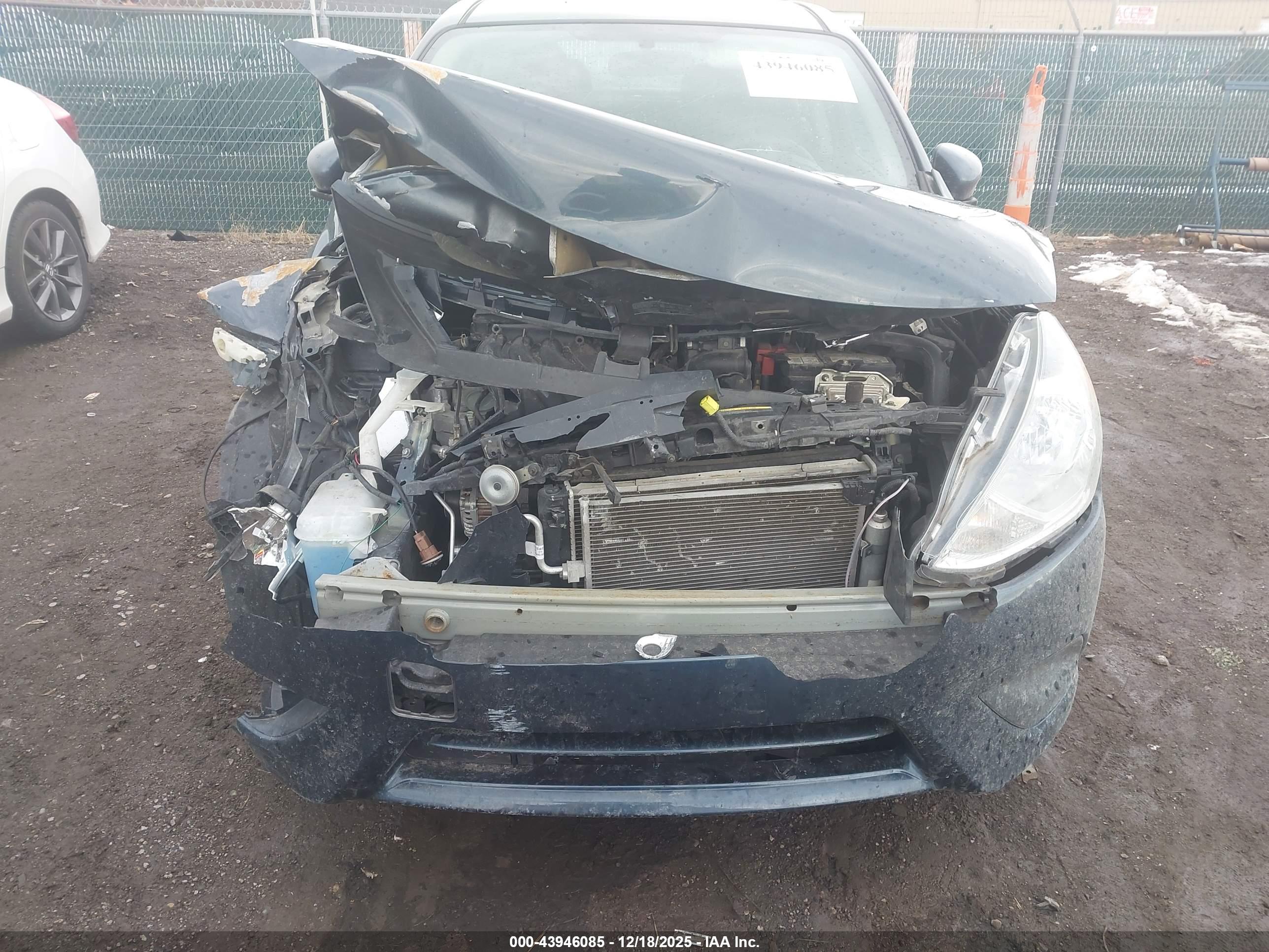 NISSAN VERSA image 6