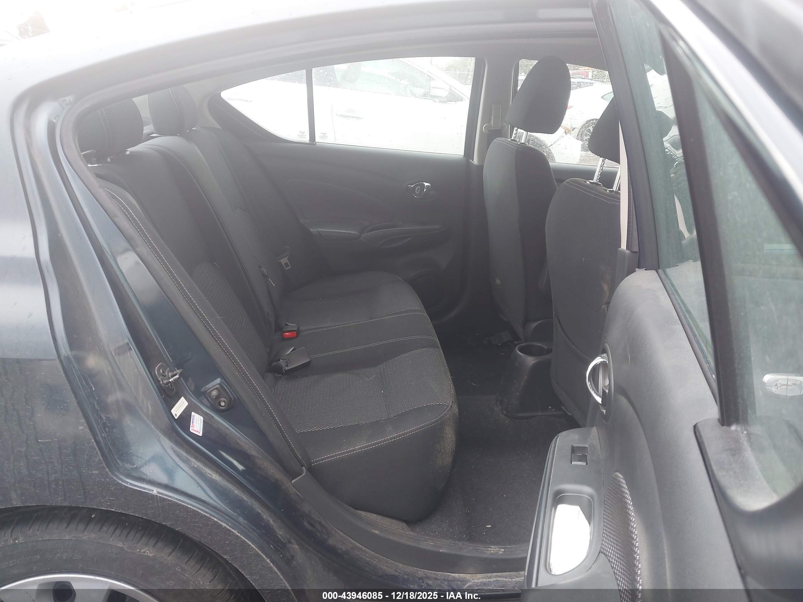 NISSAN VERSA image 8