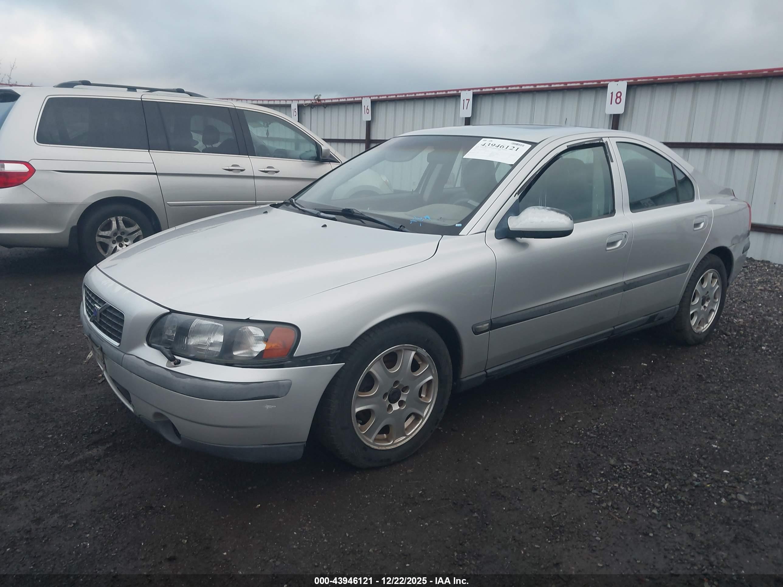 VOLVO S60 image 2