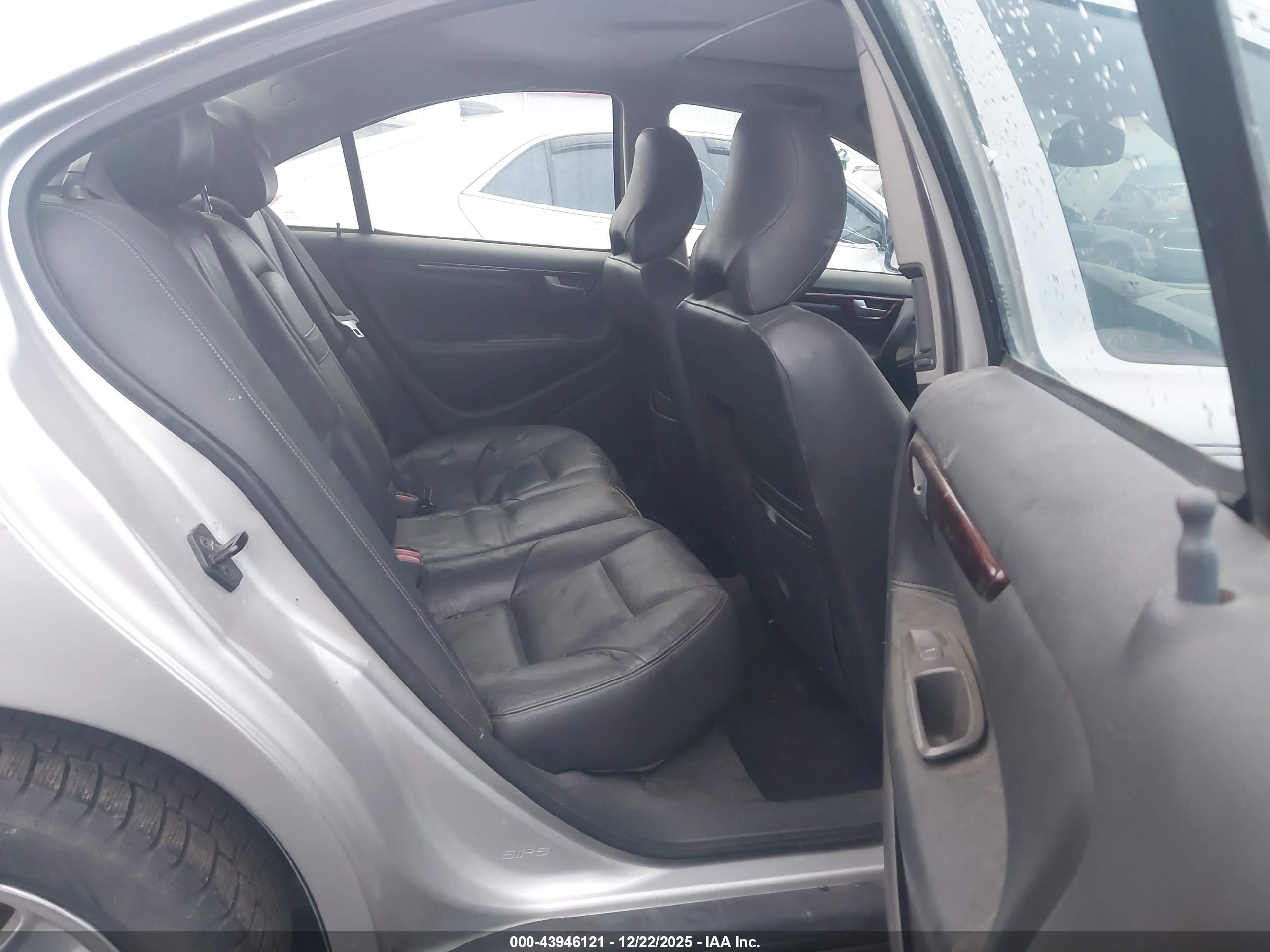 VOLVO S60 image 8