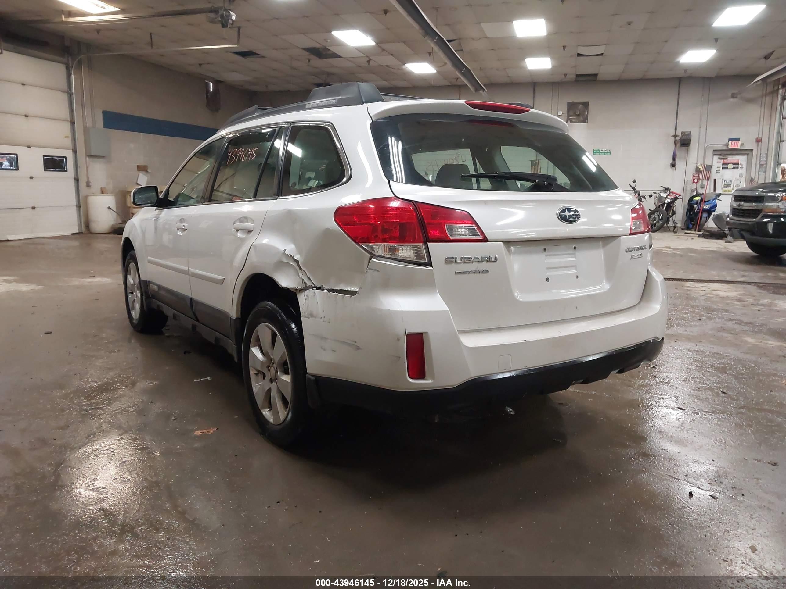 SUBARU OUTBACK image 3