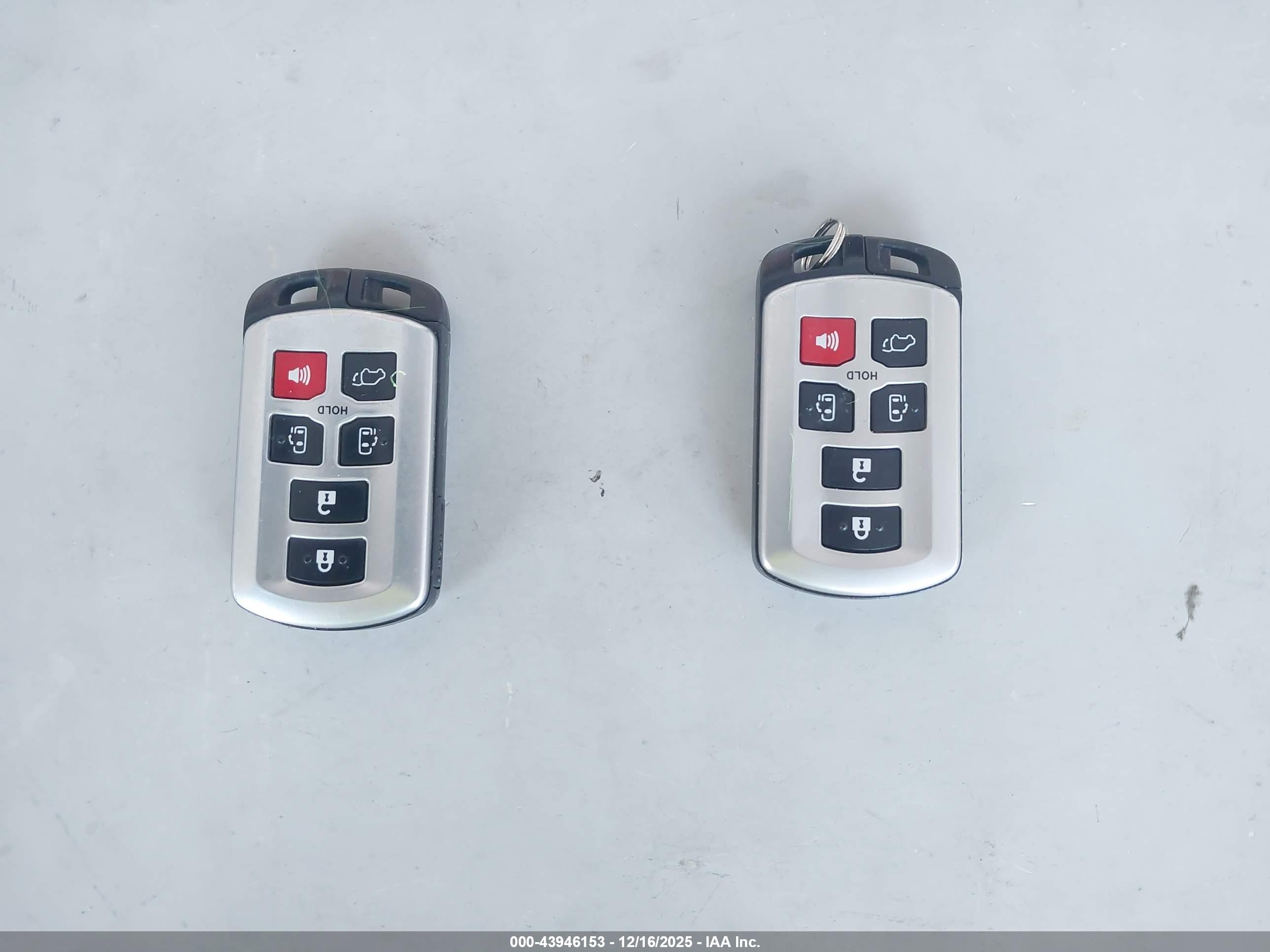 TOYOTA SIENNA image 11