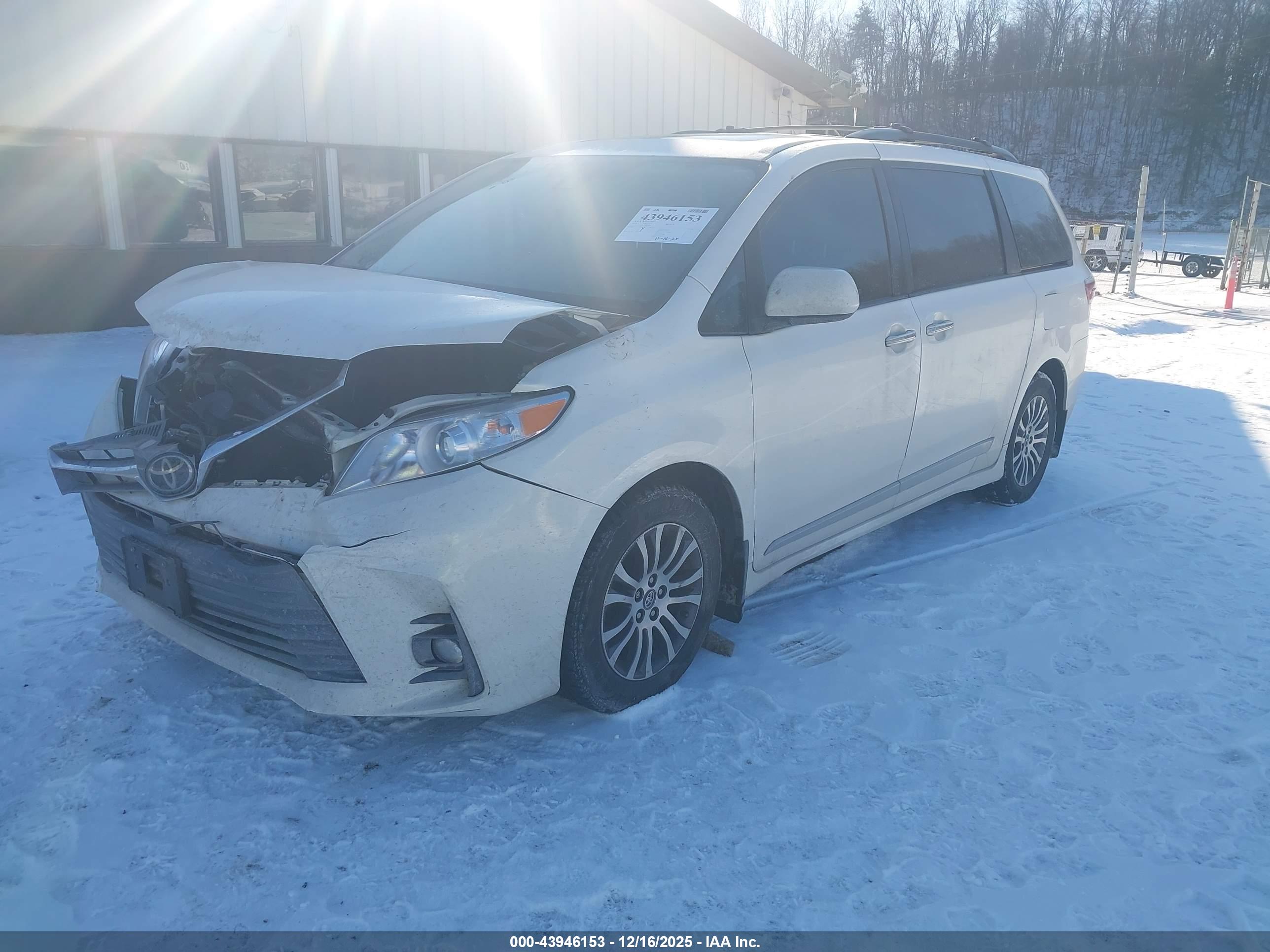 TOYOTA SIENNA image 2