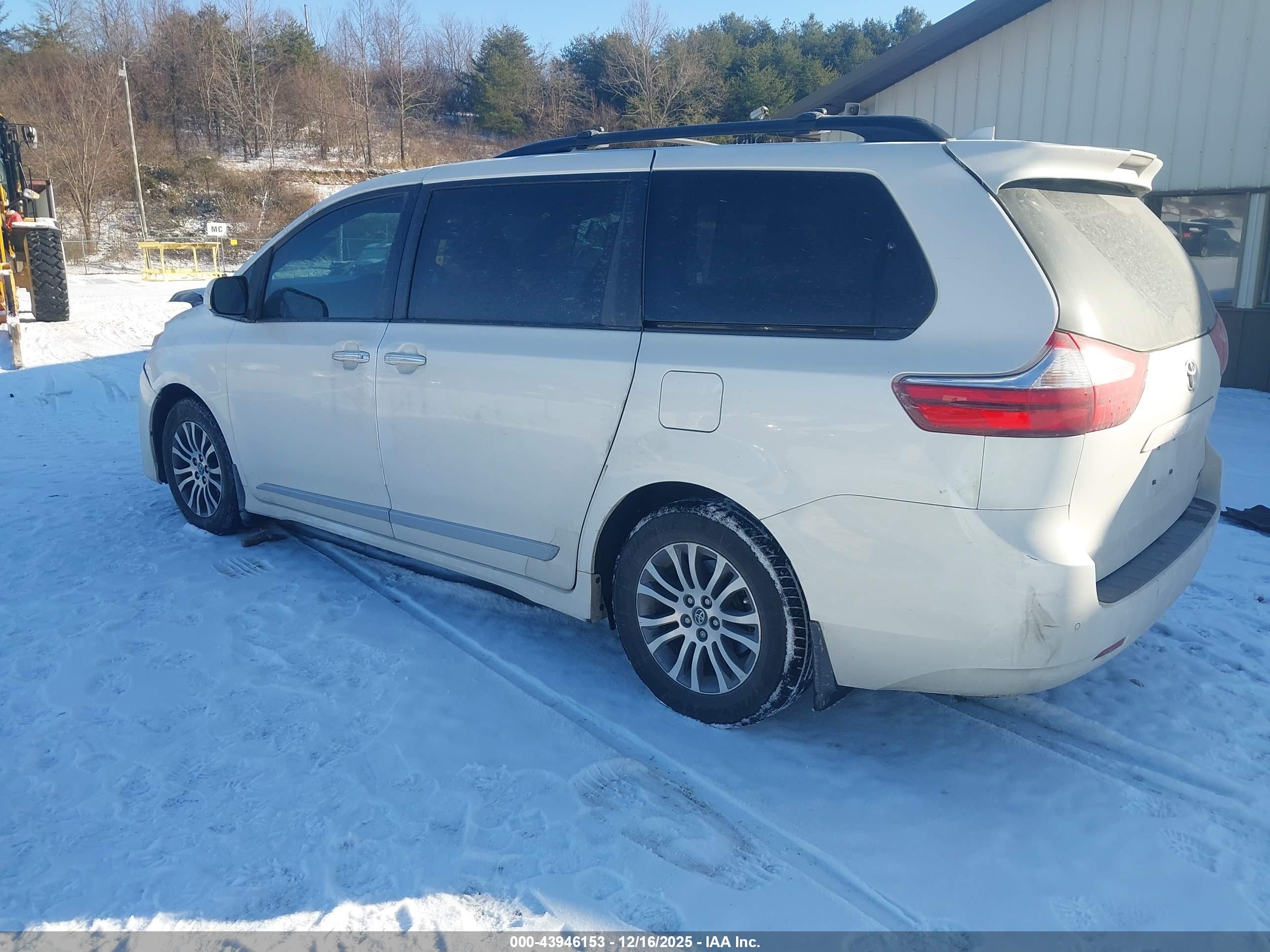TOYOTA SIENNA image 3