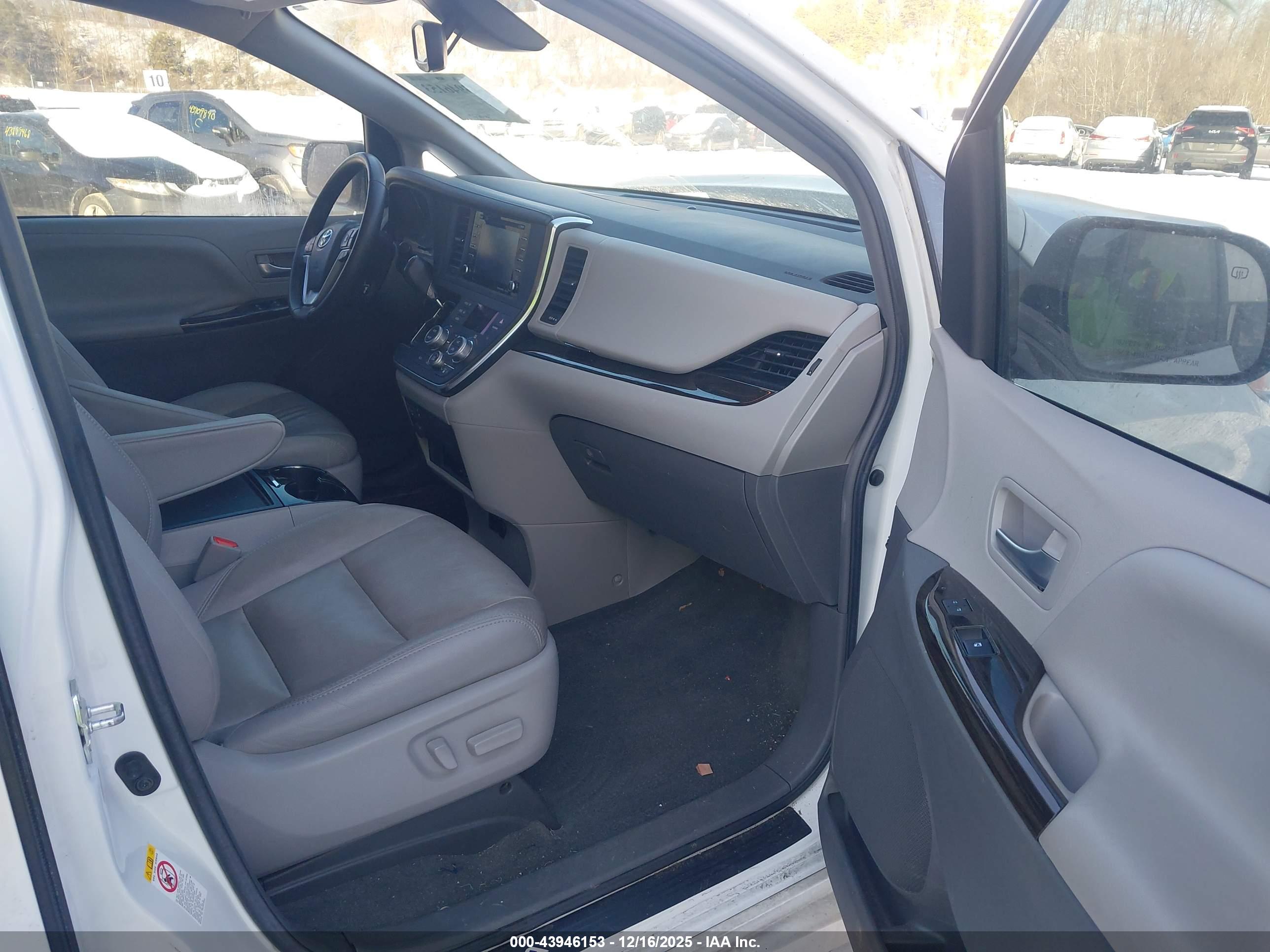 TOYOTA SIENNA image 5