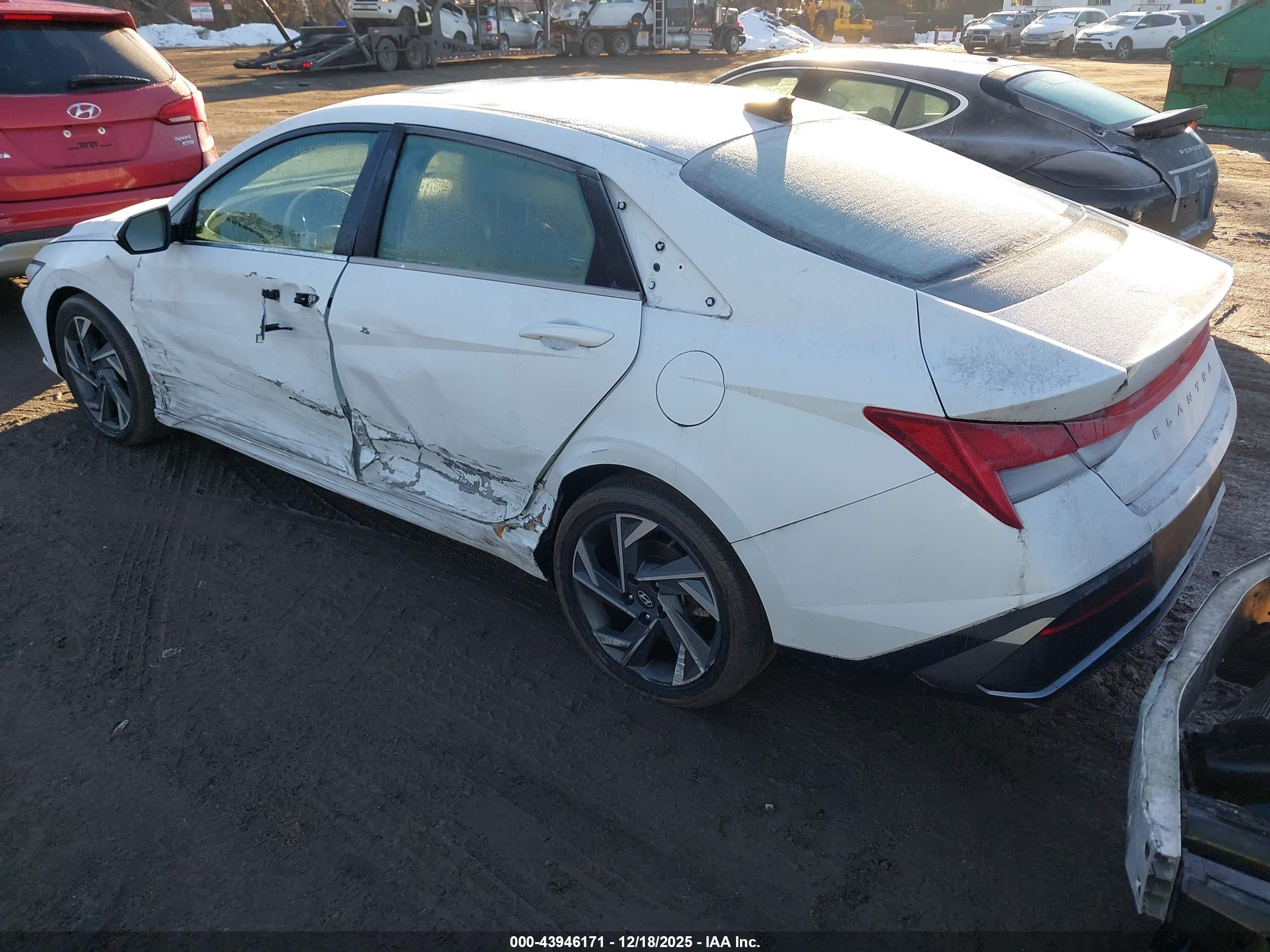 HYUNDAI ELANTRA image 3
