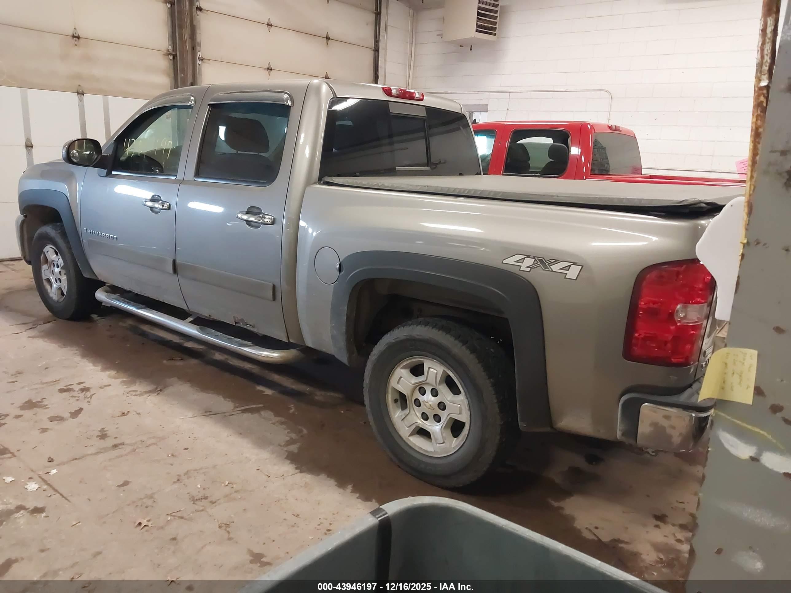 CHEVROLET SILVERADO image 3