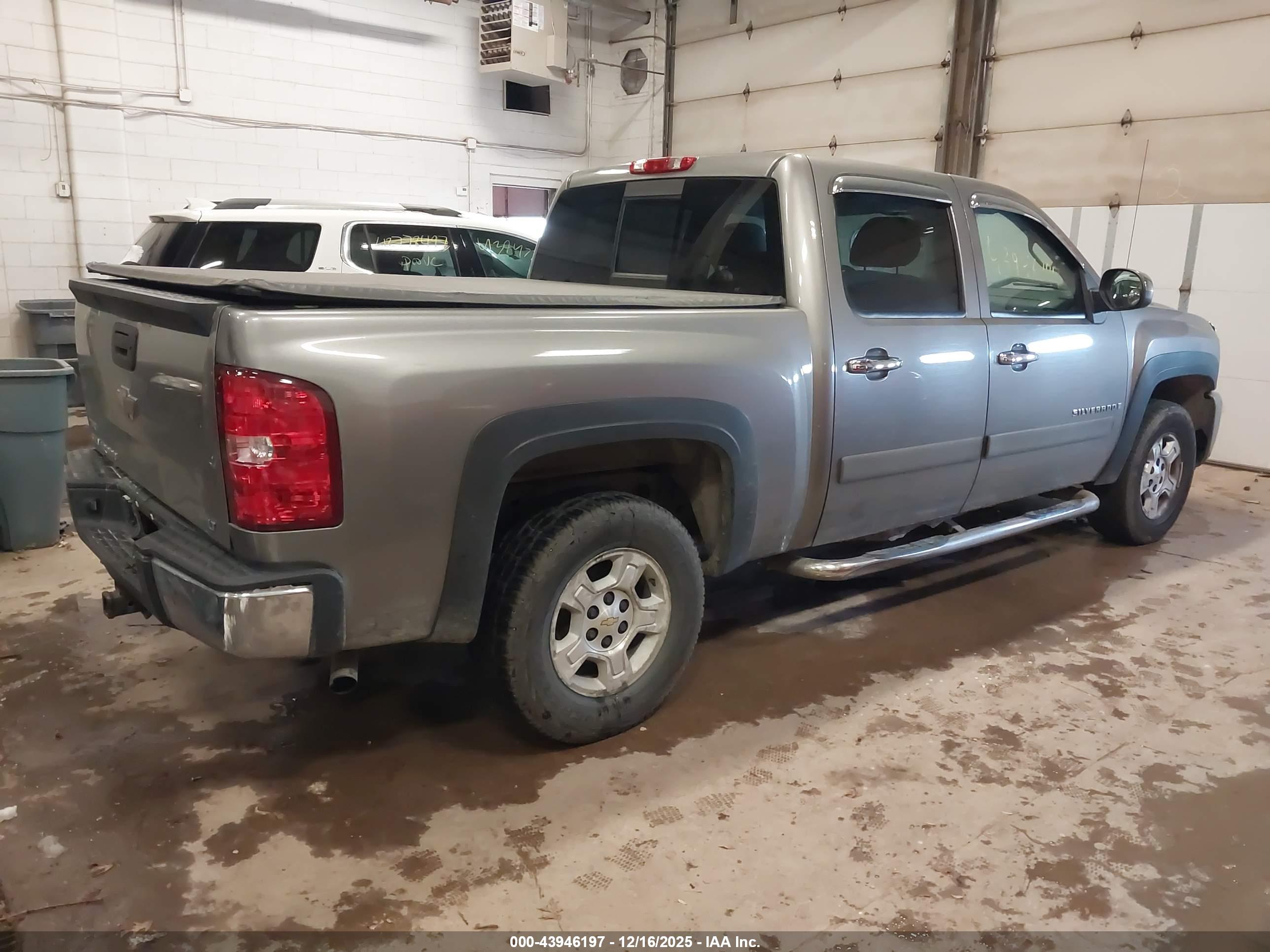 CHEVROLET SILVERADO image 4