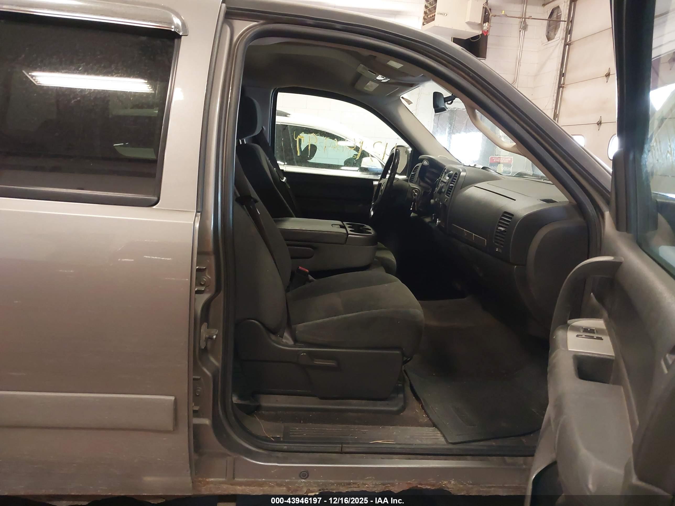 CHEVROLET SILVERADO image 5