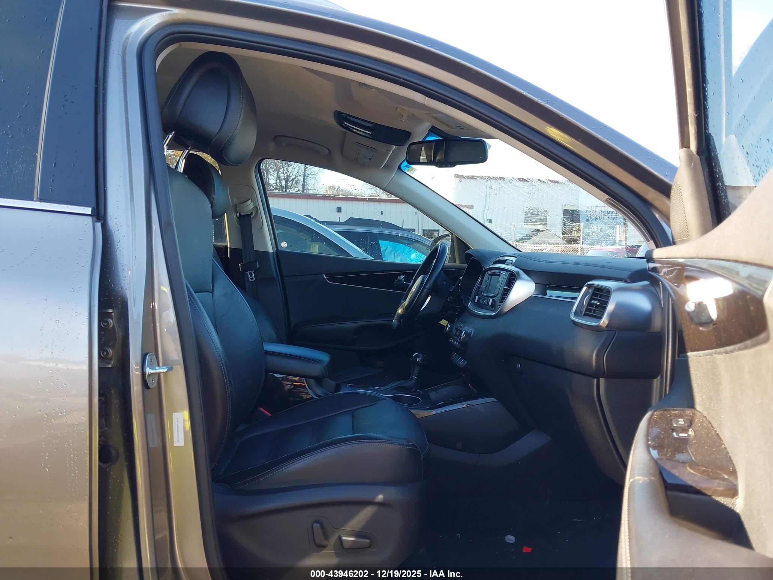 KIA SORENTO image 5
