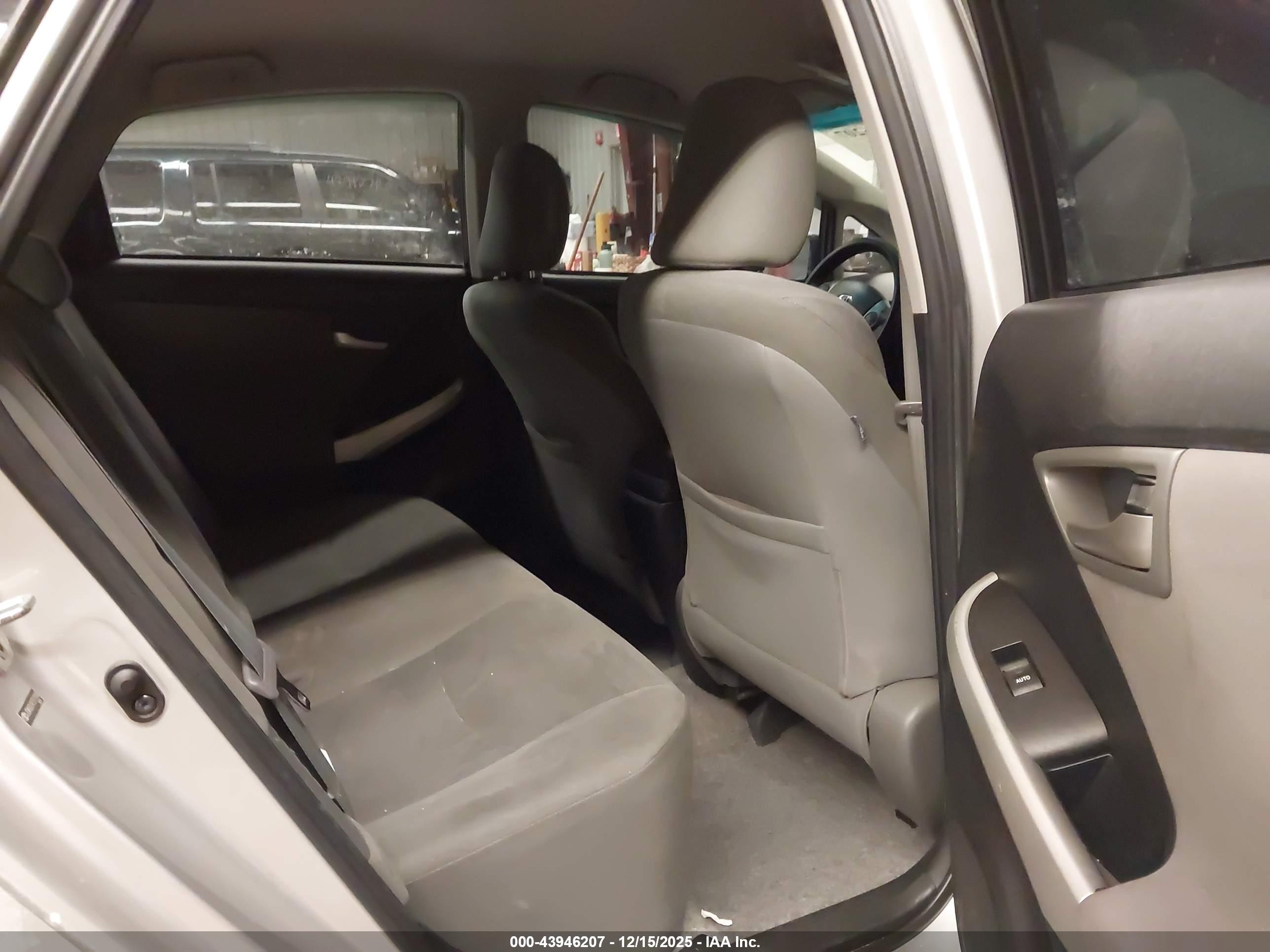 TOYOTA PRIUS image 8