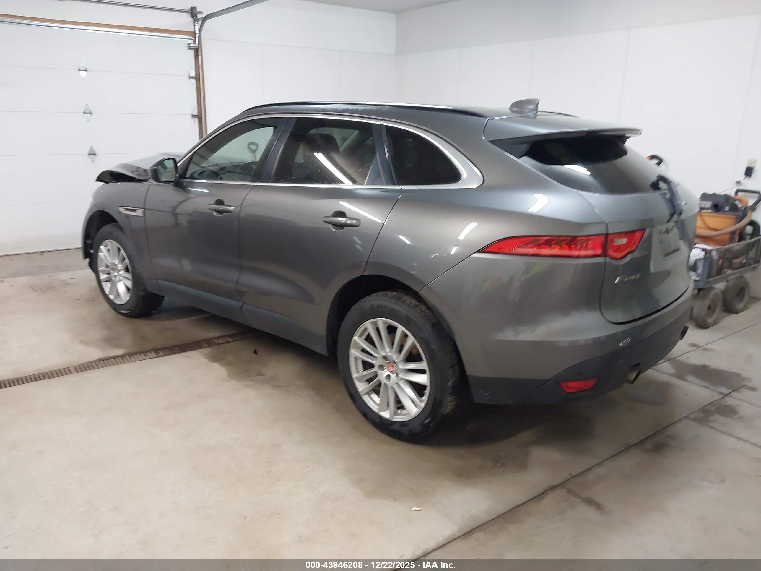 JAGUAR F-PACE image 3