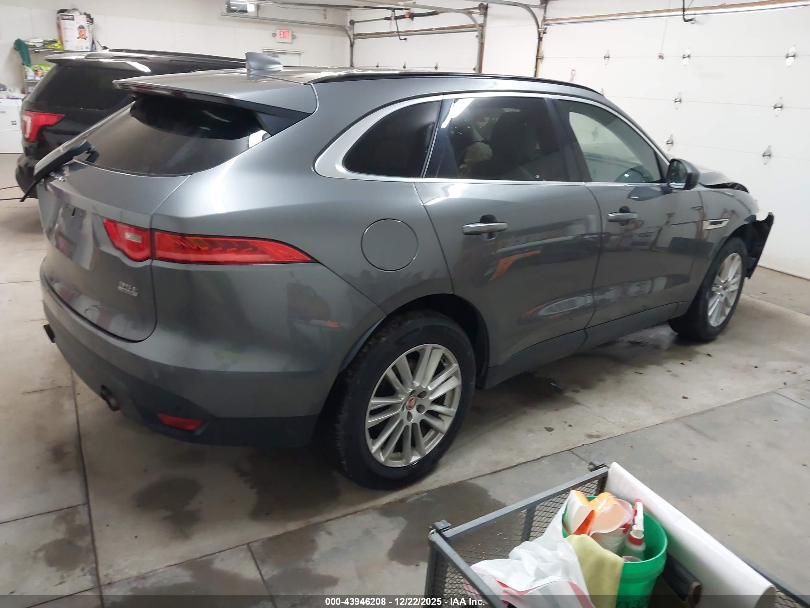 JAGUAR F-PACE image 4