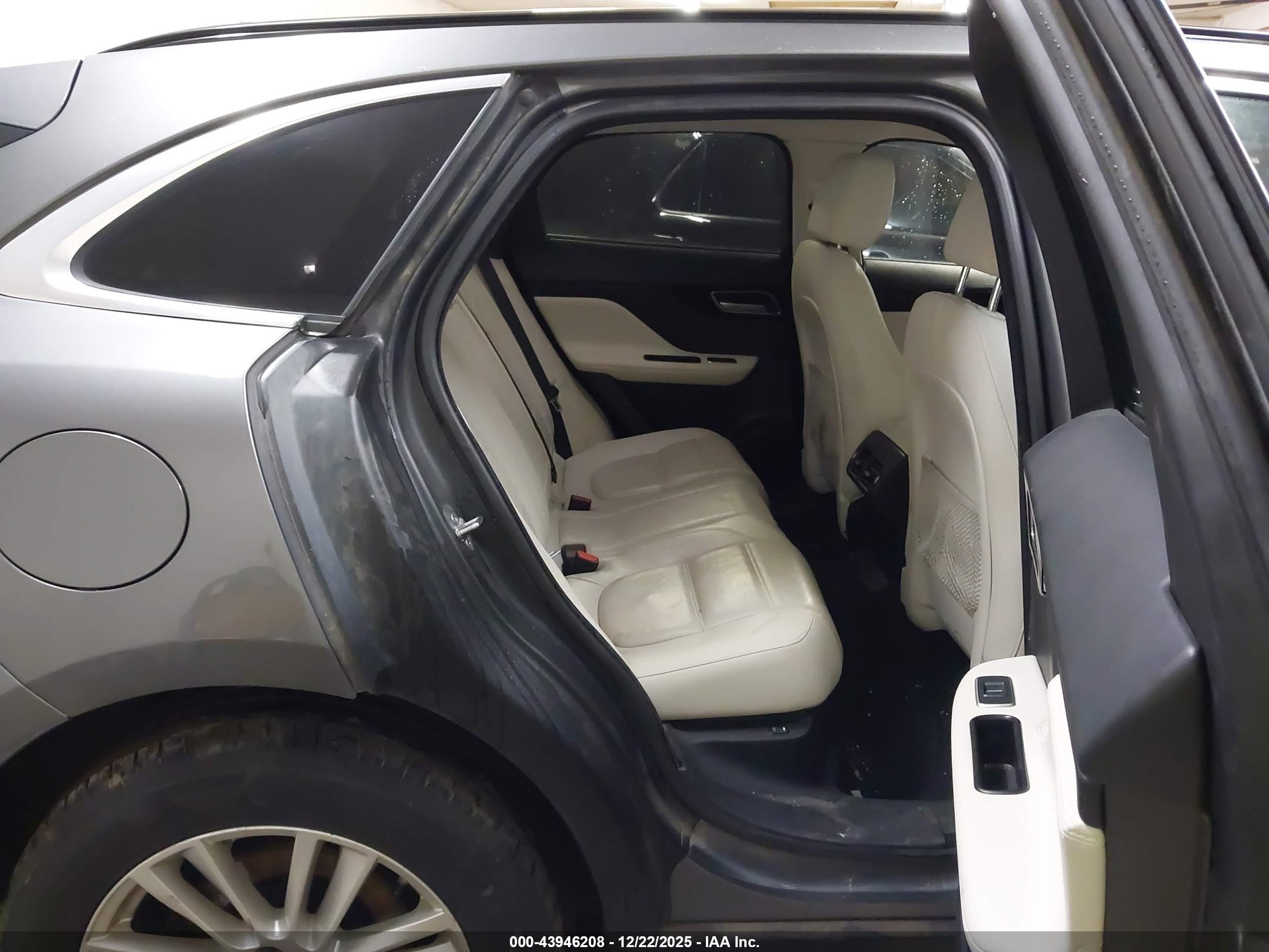 JAGUAR F-PACE image 8